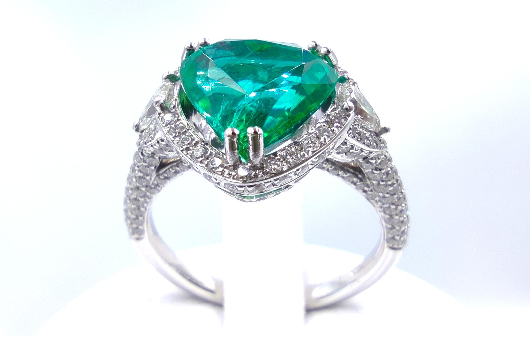 An exquisite masterpiece designed by our goldsmiths with a 4 carats minor to moderate oil heart shape emerald and a full pave of round brilliant cut diamonds.