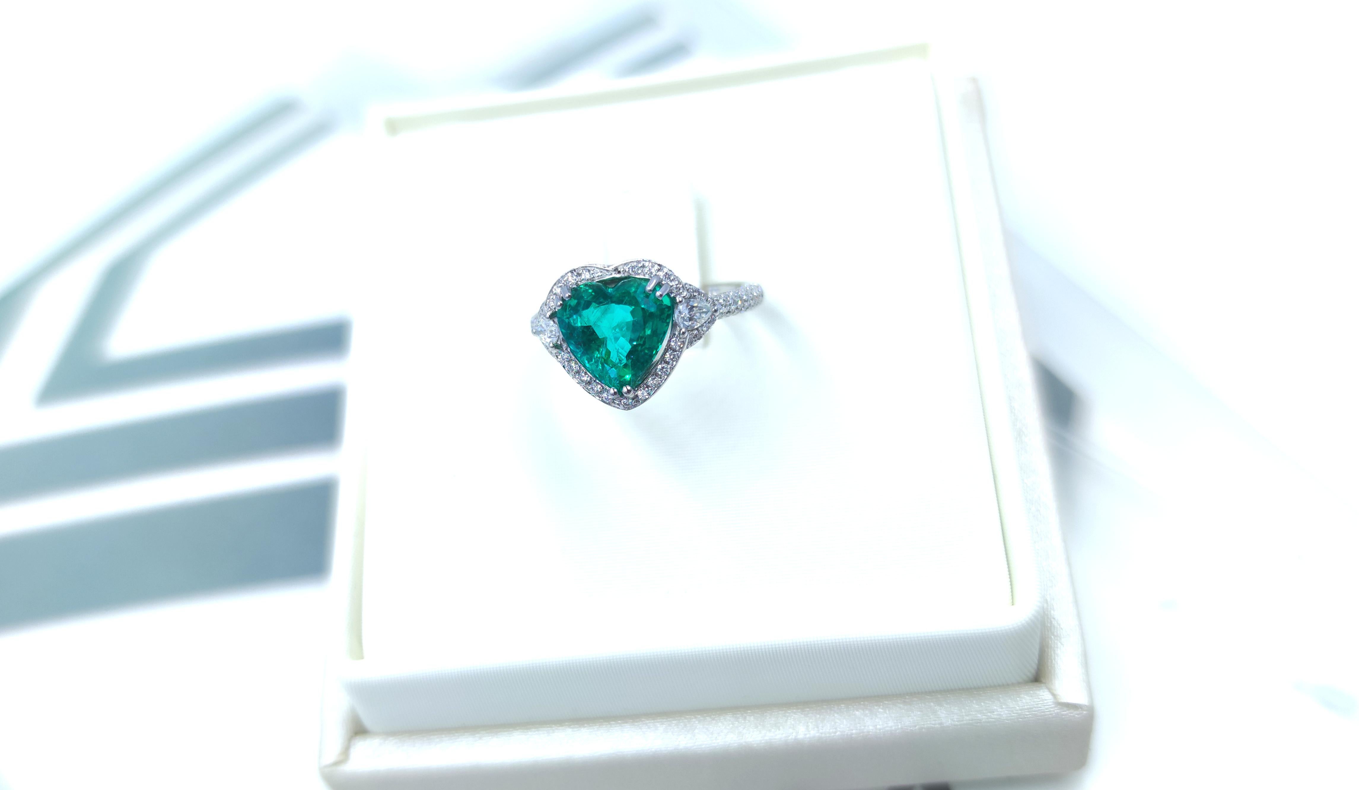 GRS Certified Carat Heart Shape 4 Carat Vivid Green Emerald Diamond Ring In New Condition For Sale In Chicago, IL