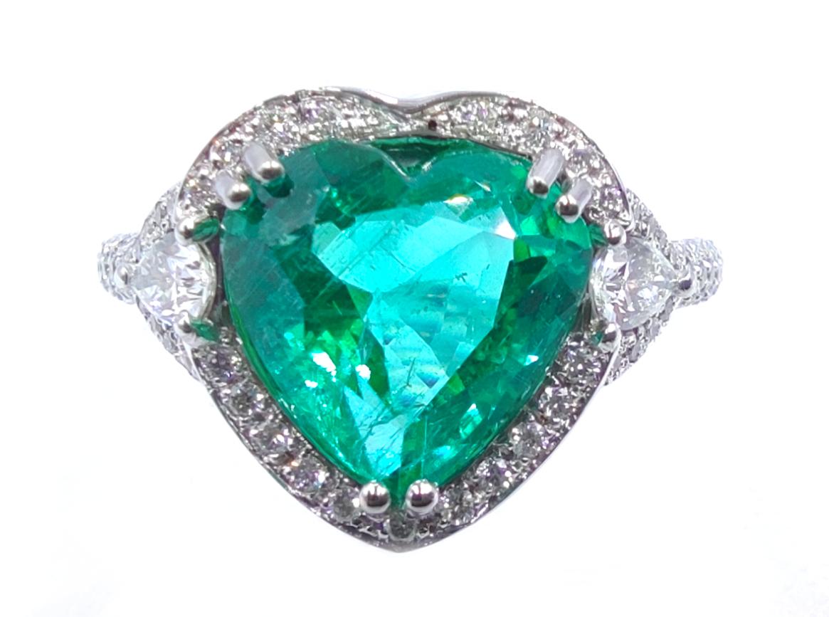 Women's or Men's GRS Certified Carat Heart Shape 4 Carat Vivid Green Emerald Diamond Ring For Sale