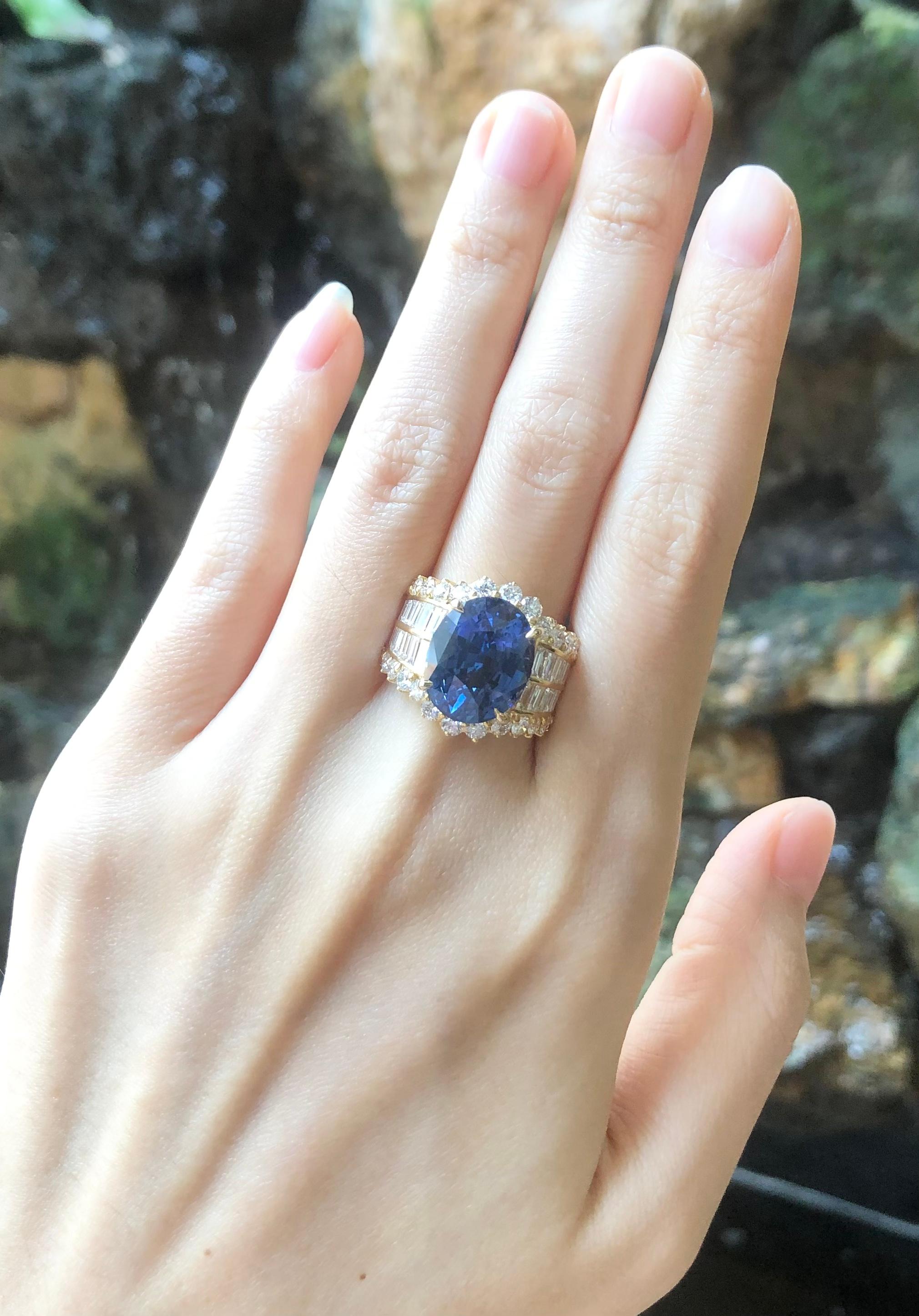 GRS Certified Ceylon 11cts Blue Sapphire with Diamond Ring in 18K Gold In New Condition For Sale In Bangkok, TH