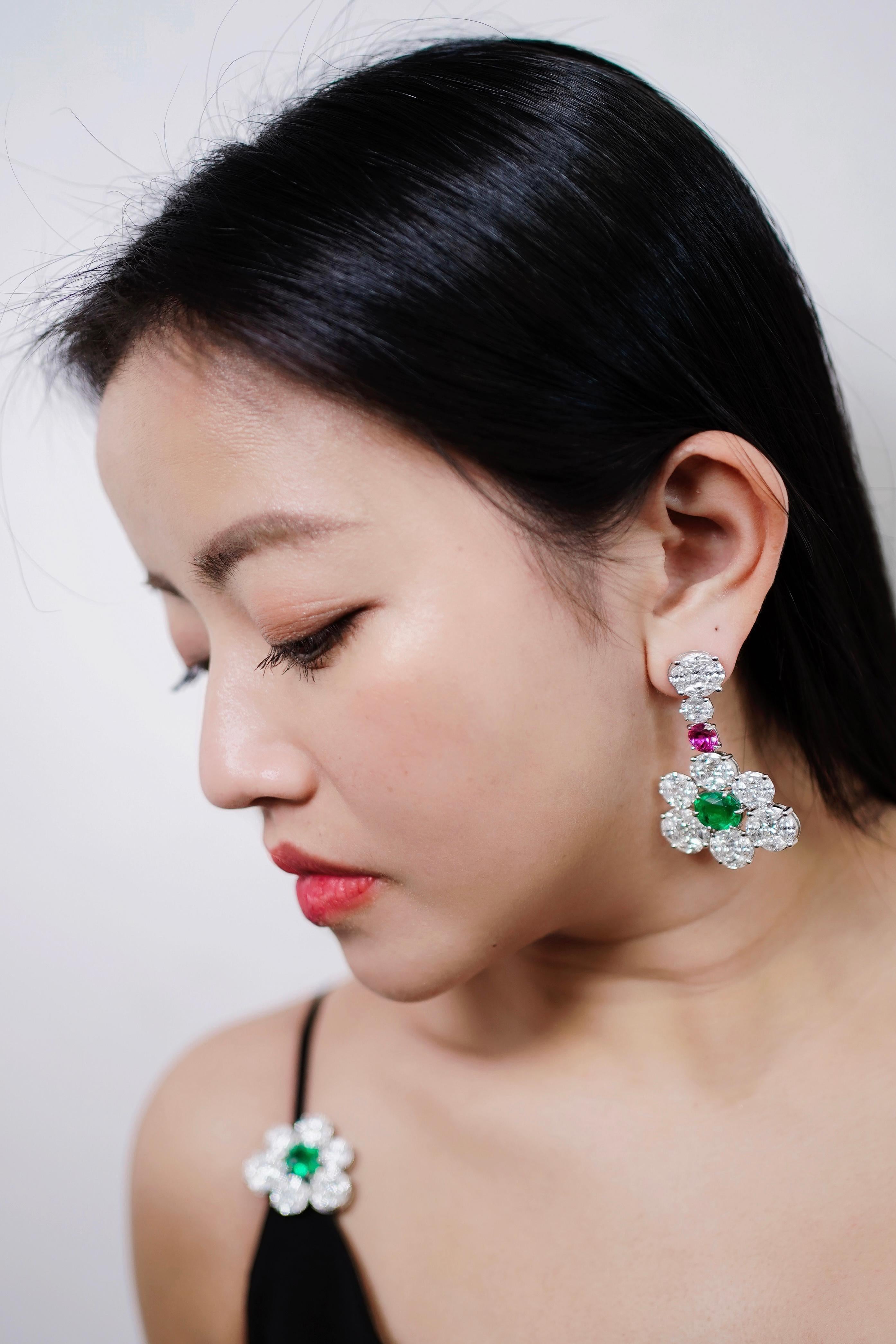 Boucles d'oreilles/broche en or ornées d'une émeraude colombienne certifiée GRS, d'un spinelle rose et d'un diamant :

Une pièce de bijouterie incroyablement unique, c'est une paire de boucles d'oreilles qui peut être portée de trois manières