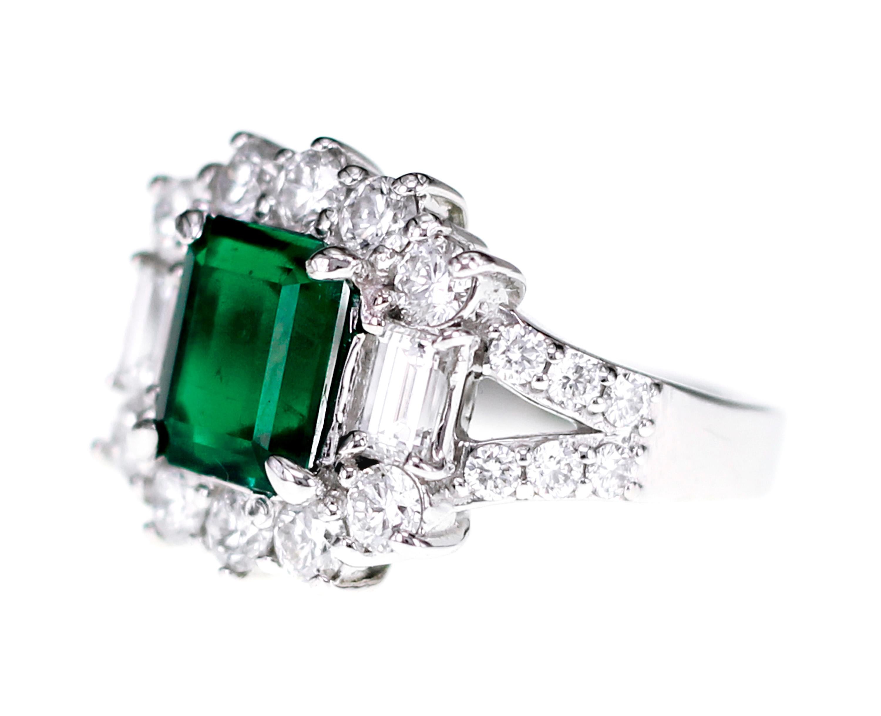 Réalisée en platine, cette bague se compose de 1,99 carat d'émeraude de Colombie vert vif et de 1,76 carat de diamants blancs de qualité VVS de couleur D. L'anneau possède un certificat spécial de couleur MUZO. Cette émeraude saturée de 1,99 carats