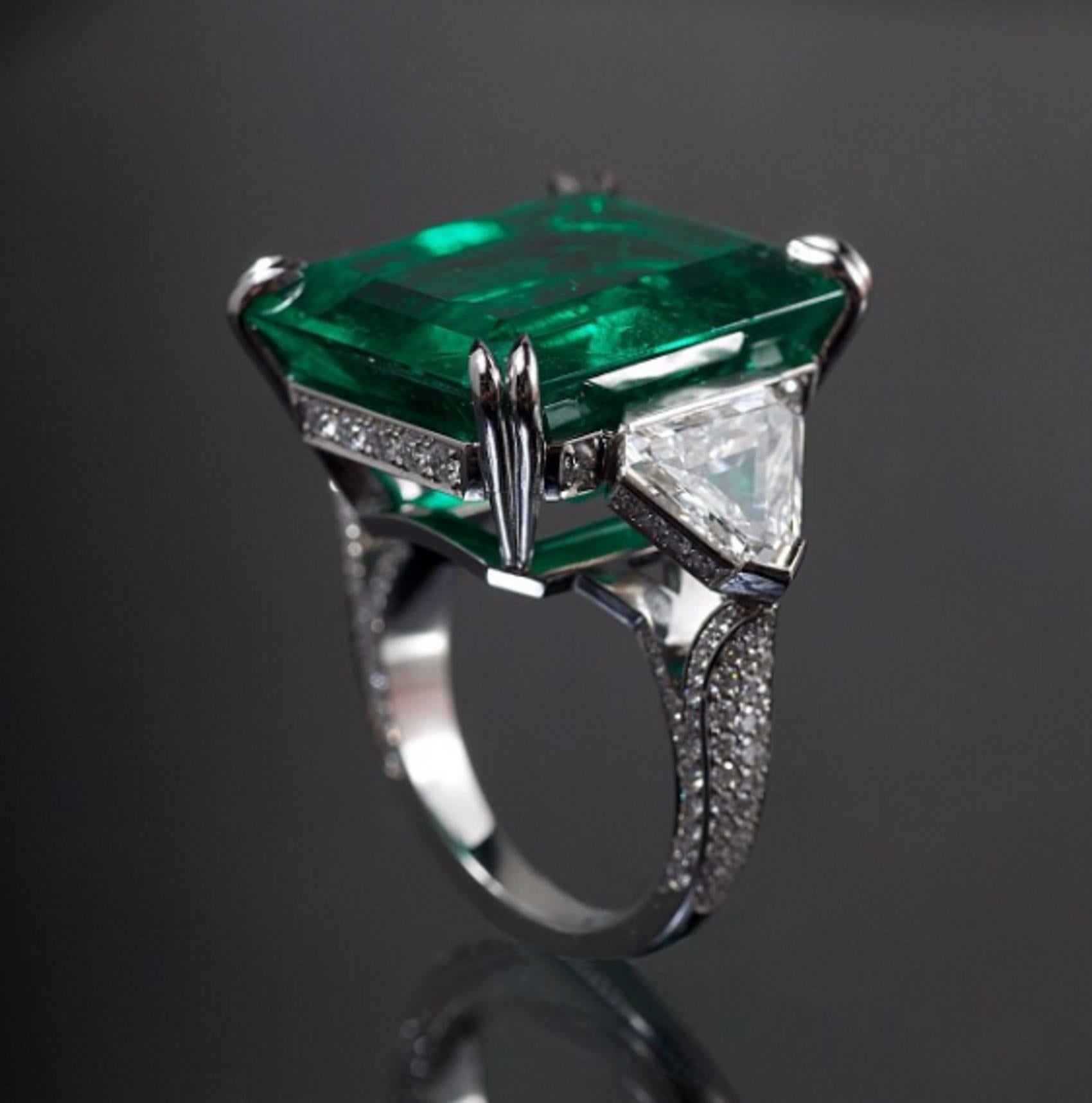 Bague octogonale en émeraude vert vif GRS :

Rehaussez votre style avec l'élégance intemporelle de notre bague octogonale GRS Vivid Green Emerald. Cette pièce exquise contient une magnifique émeraude de 9.70 carats, certifiée par le célèbre Gem