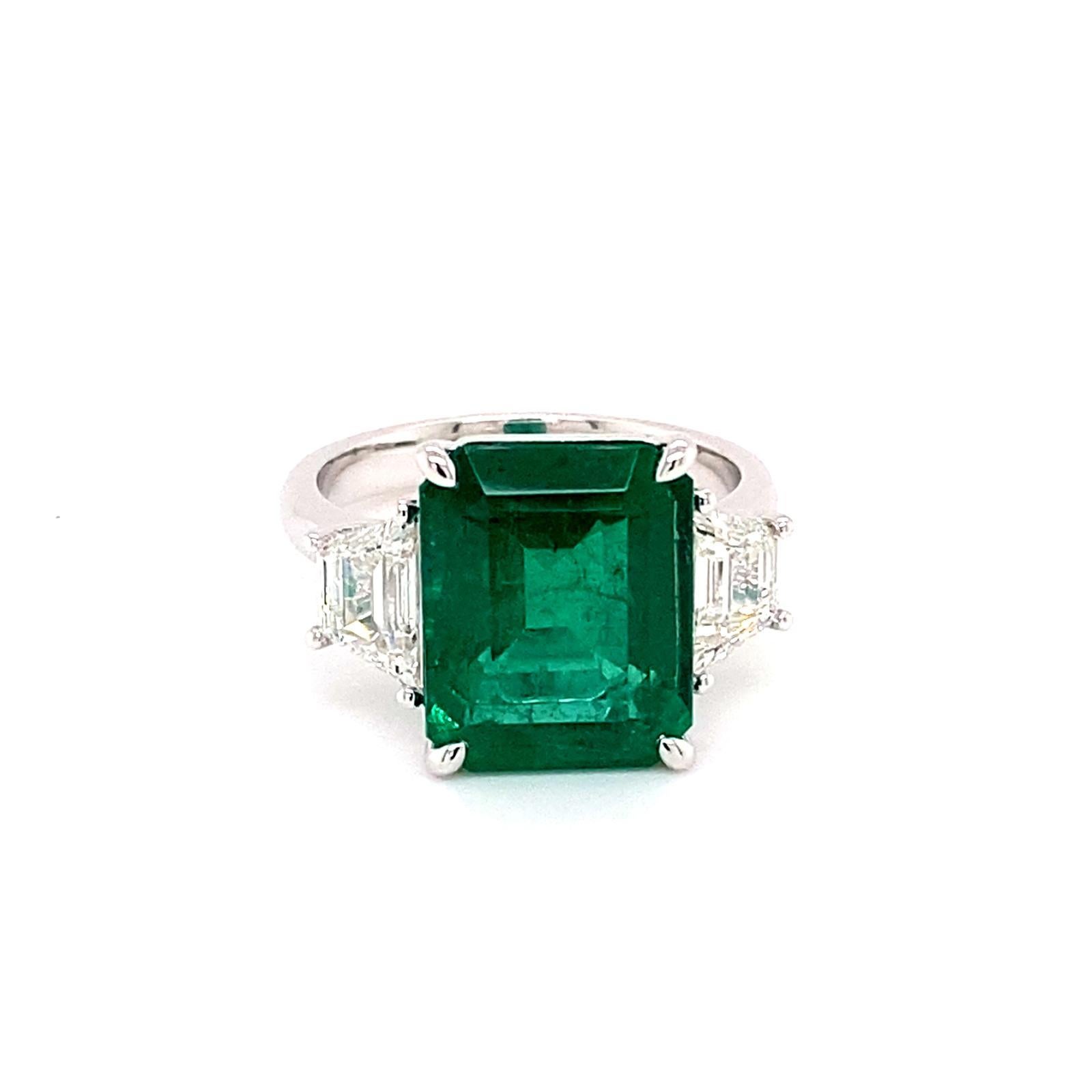 GRS-zertifizierter Ring aus Platin mit Smaragd im Smaragdschliff und Diamanten (Moderne) im Angebot