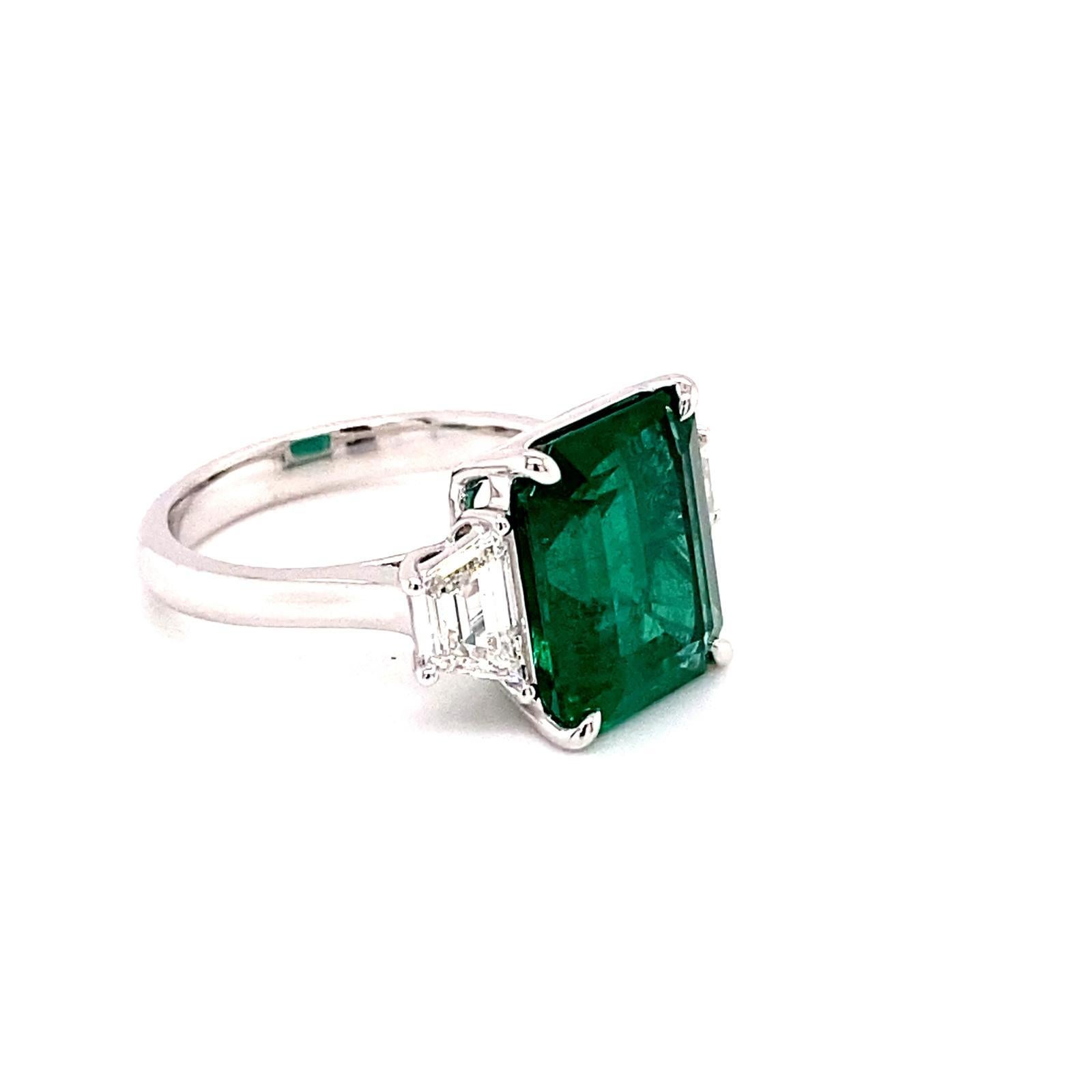 GRS-zertifizierter Ring aus Platin mit Smaragd im Smaragdschliff und Diamanten im Zustand „Neu“ im Angebot in Great Neck, NY