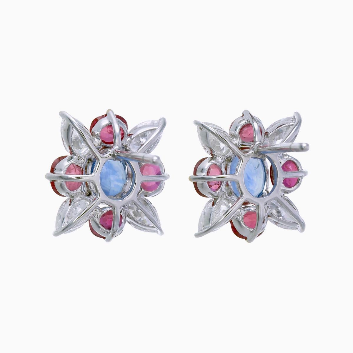 Moderno Orecchini con zaffiro blu del Kashmir, rubino della Birmania e diamanti, certificati GRS, in WG 18k in vendita