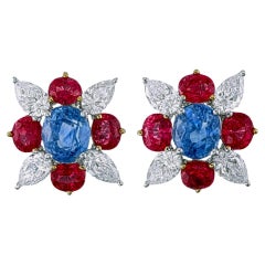 Boucles d
oreilles certifiées GRS en saphir bleu du Cachemire, rubis de Birmanie et diamant en 18k WG