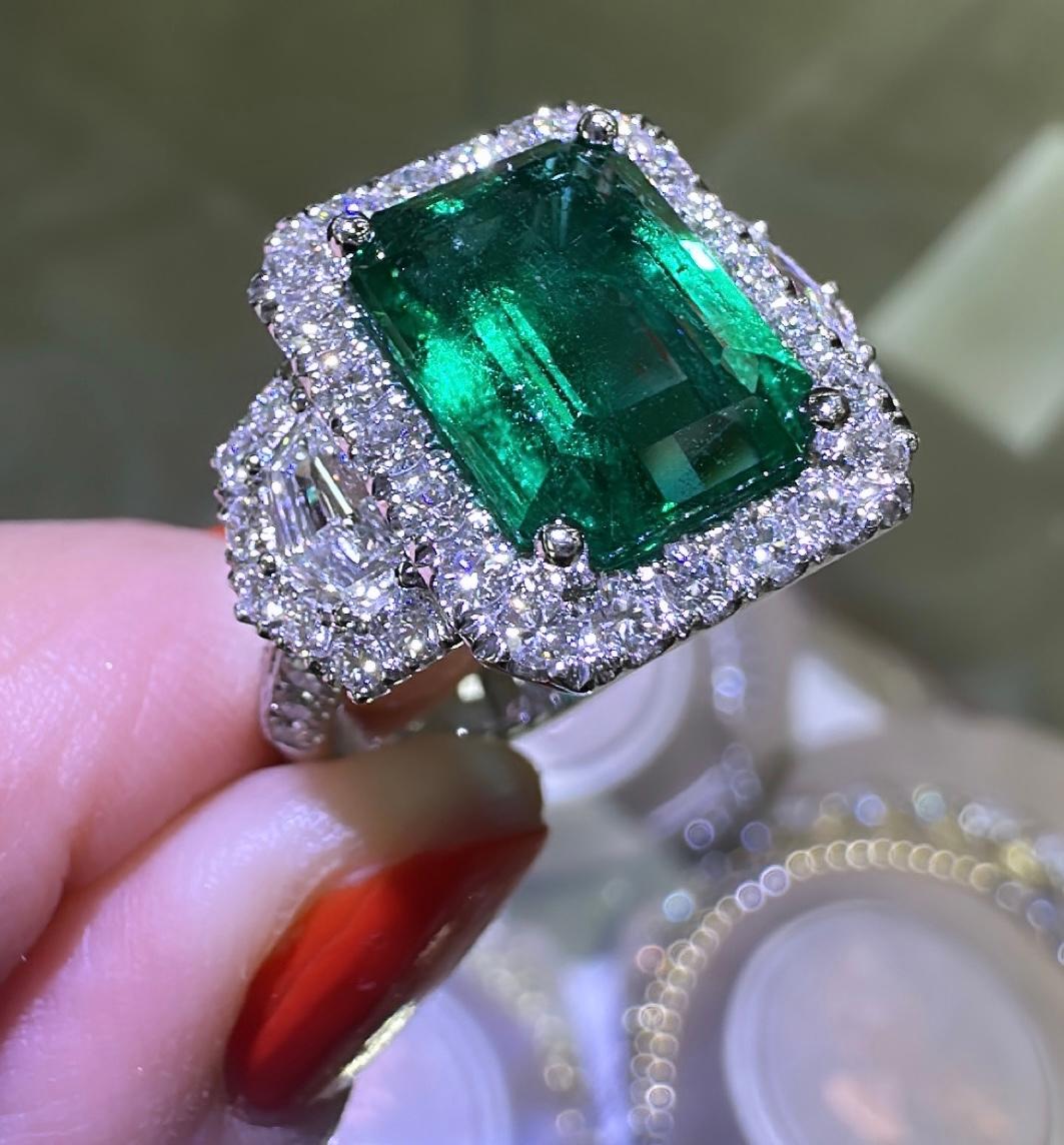 Modern GRS Certified Ladies Statement 5.47carat Zambian Emerald - Cut Emerald & Diamond For Sale