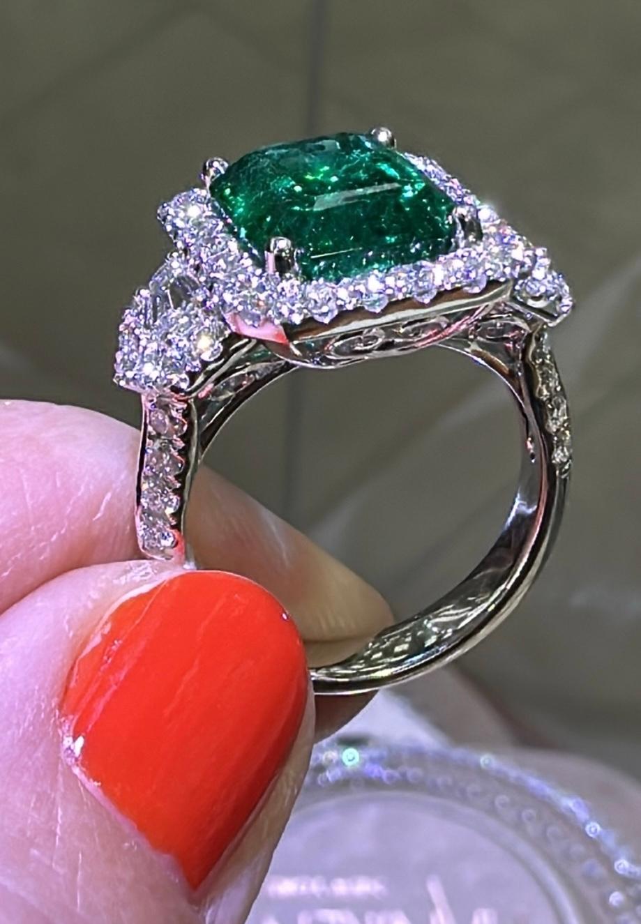 GRS Certified Ladies Statement 5.47carat Zambian Emerald - Cut Emerald & Diamond In New Condition For Sale In New York, NY