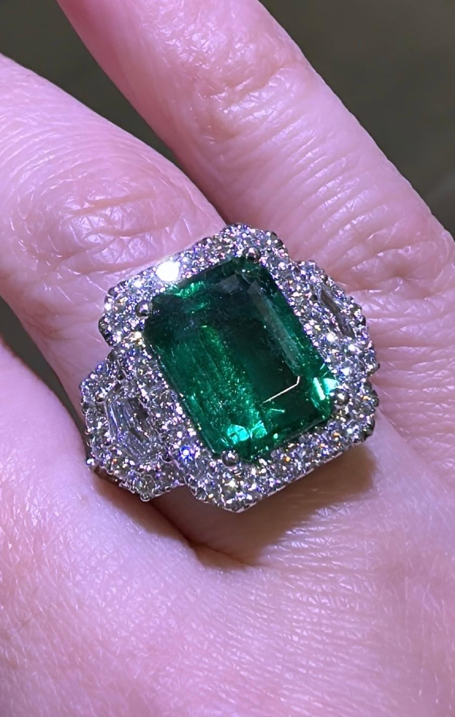 Women's GRS Certified Ladies Statement 5.47carat Zambian Emerald - Cut Emerald & Diamond For Sale
