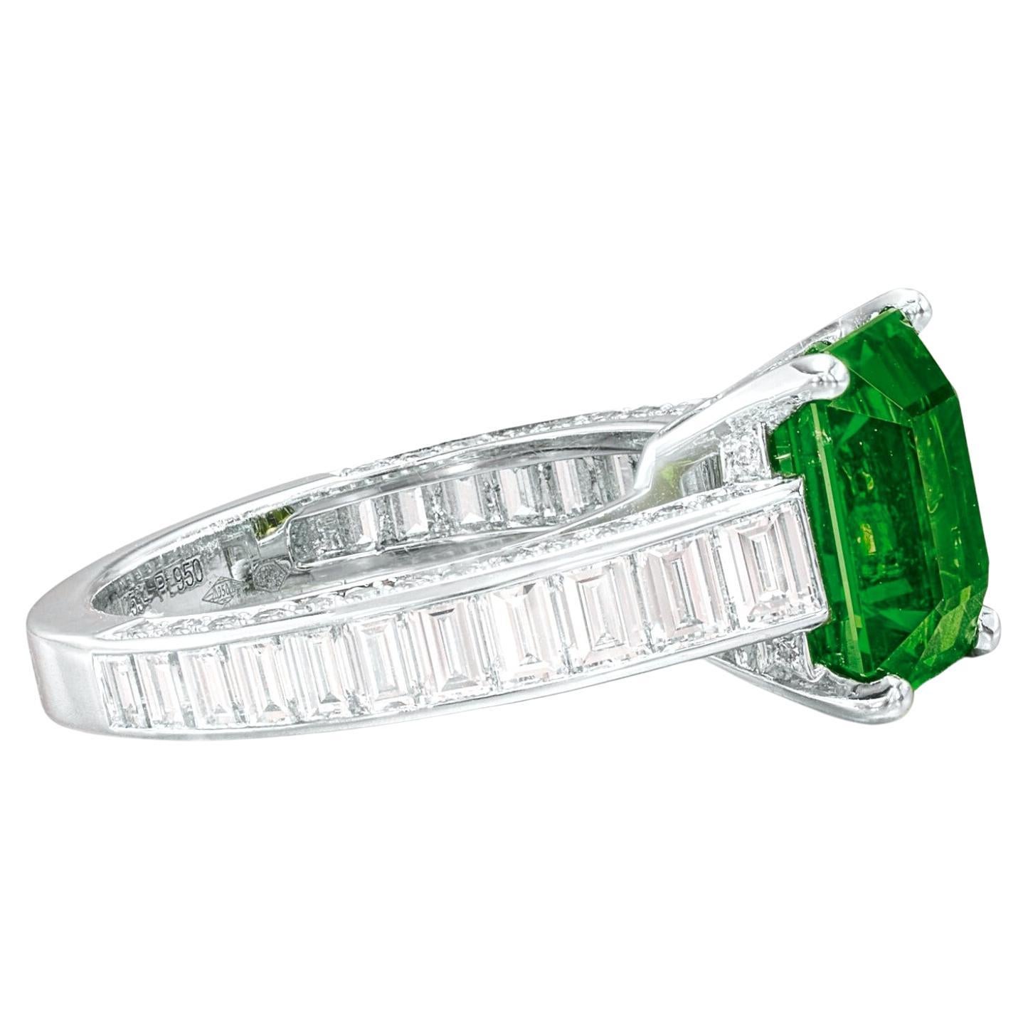 ein atemberaubendes Meisterwerk: ein natürlicher Smaragd von 5.88 Karat, zertifiziert als Moll-Öl, der in unvergleichlicher Schönheit erstrahlt. Dieser exquisite Edelstein ist elegant in einen massiven Platinring gefasst, flankiert von zwei