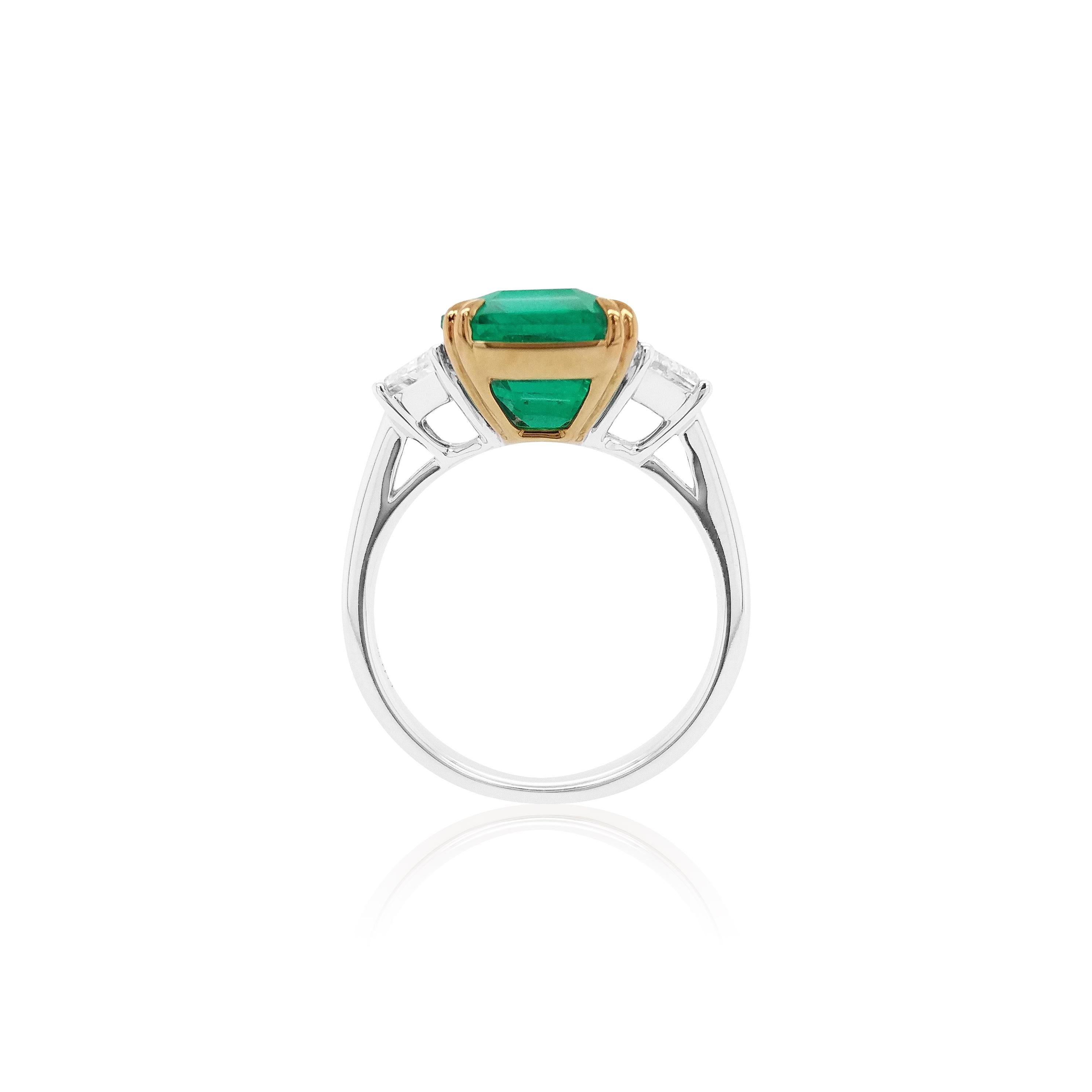 Contemporary GRS Certified Natural Colombian Emerald and White Diamond Ring in 18 Karat Gold
