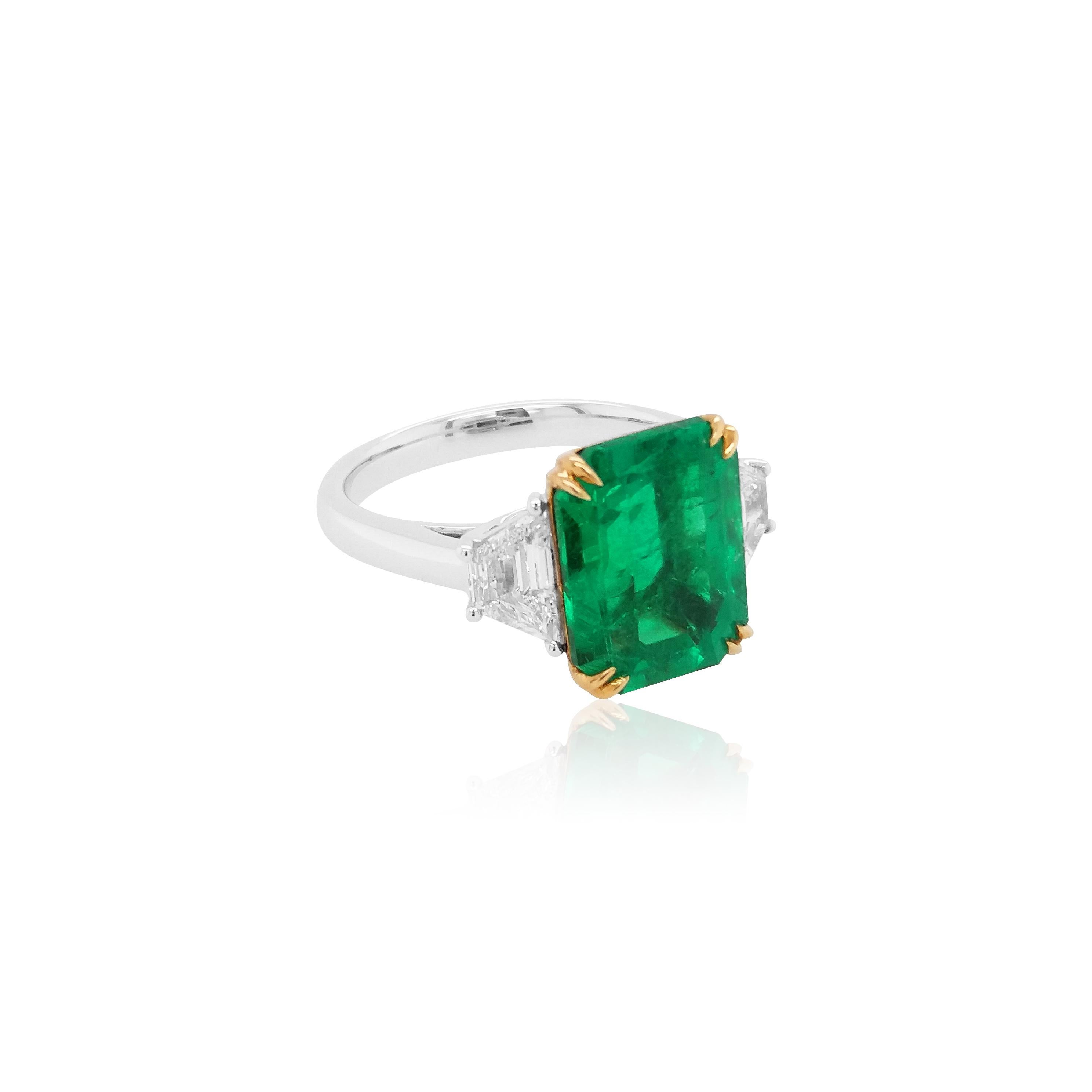 GRS Certified Natural Colombian Emerald and White Diamond Ring in 18 Karat Gold In New Condition In Hong Kong, HK