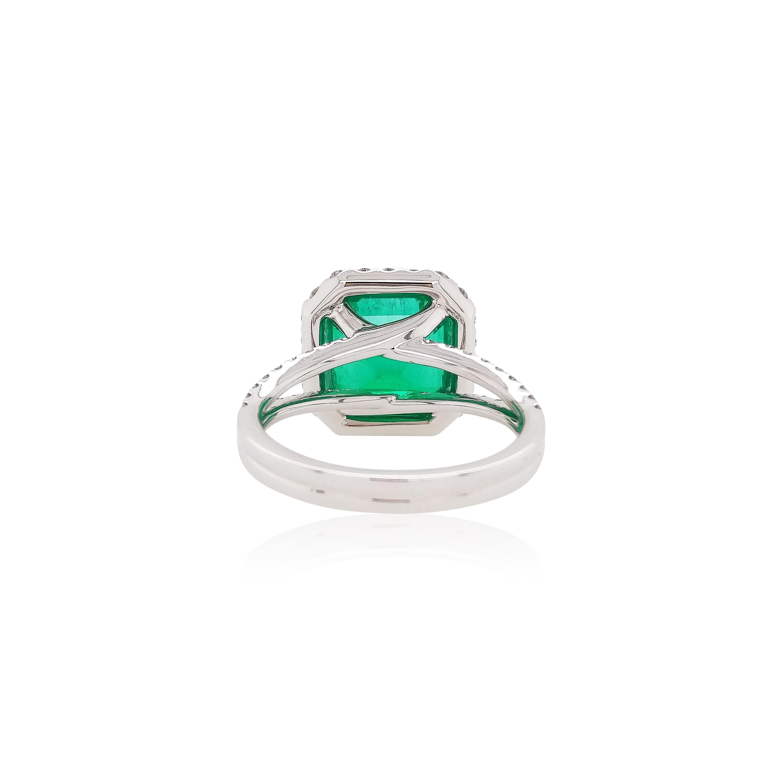 This elegant ring features a spectacular Colombian Emerald set amongst White Diamonds. Dazzling and graceful, this spectacular ring will add a touch of elegance to any outfit. This ring has been completed to the highest standard.
-	GRS certified