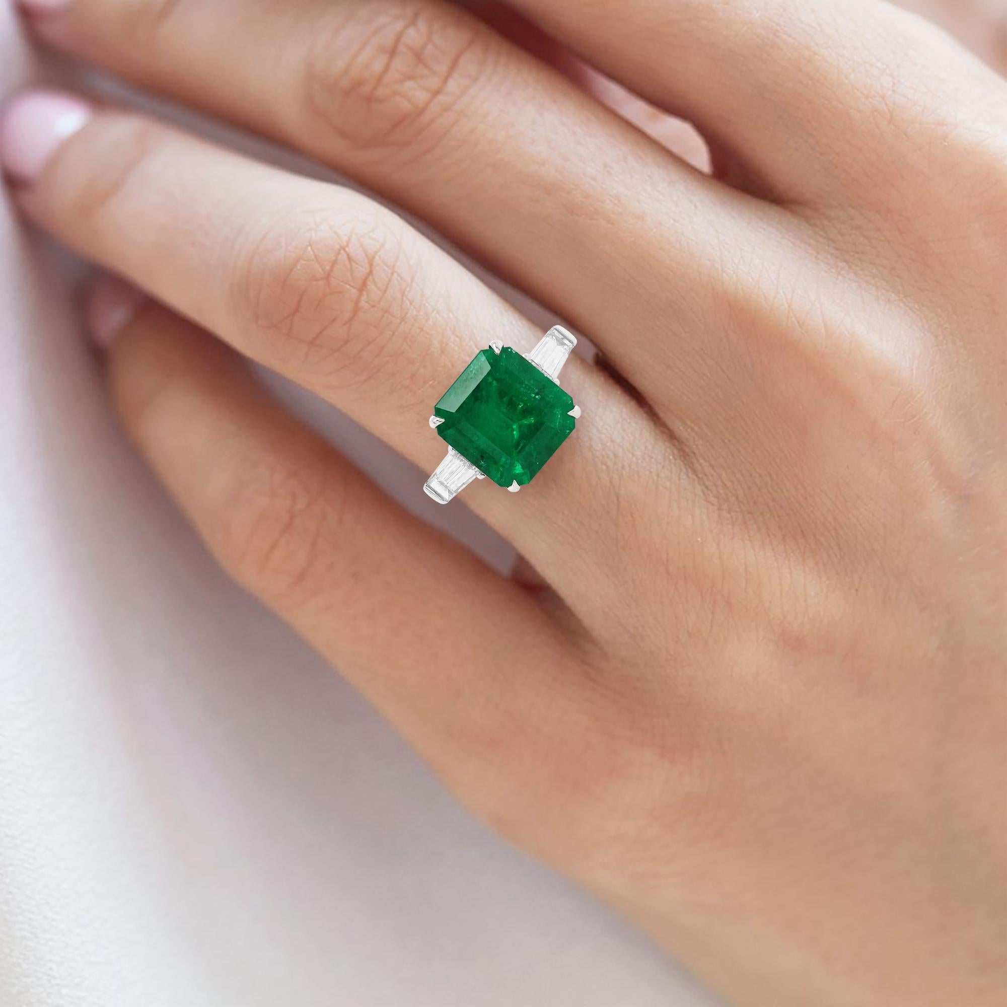 GRS Certified Natural Muzo Colombian Emerald and White Diamond Platinum Ring In New Condition In Hong Kong, HK