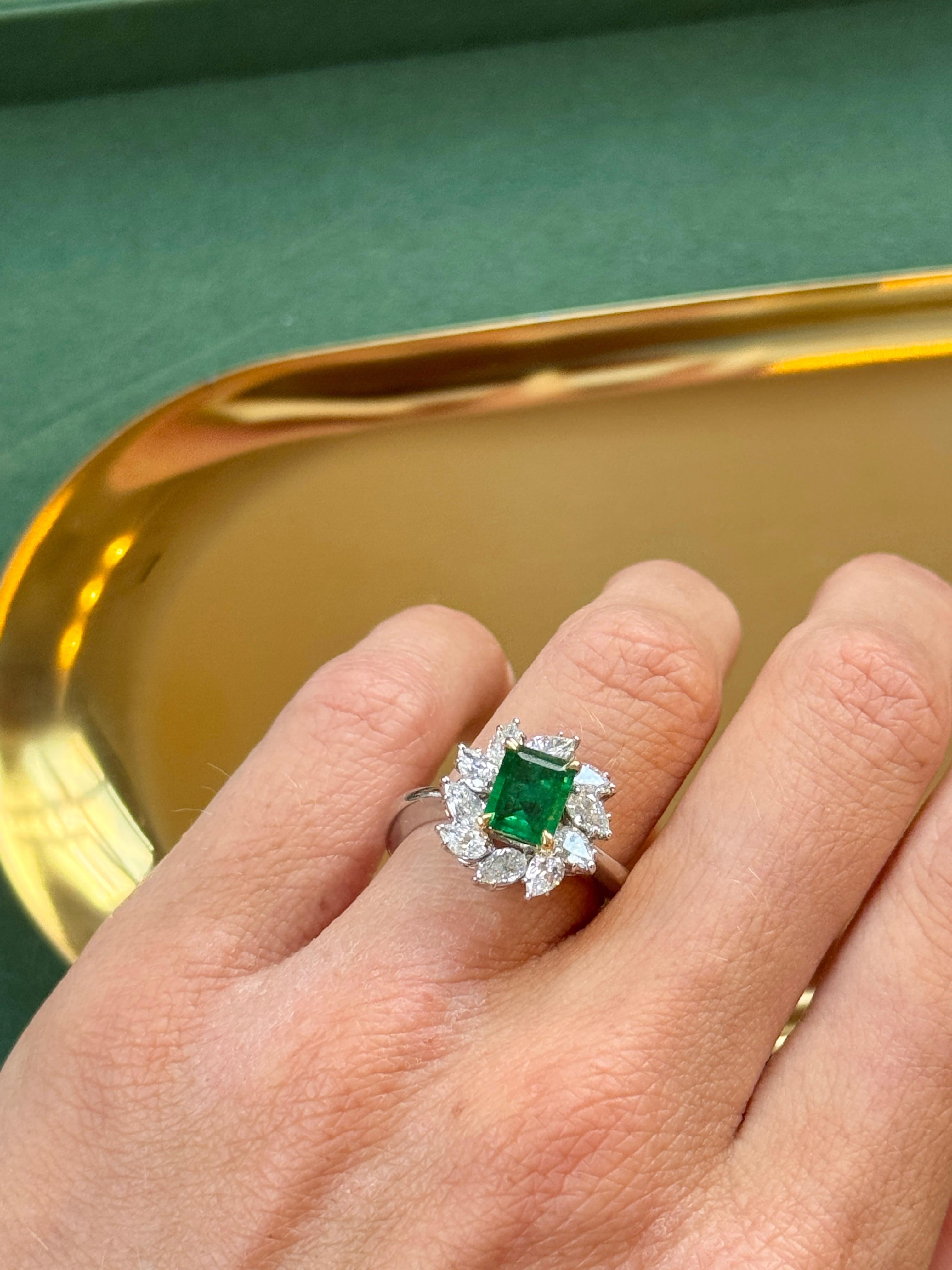 GRS Certified Natural Rare Afghan Emerald Diamond Ring - Vivid Green (bague en diamant avec émeraude afghane certifiée GRS) Unisexe en vente