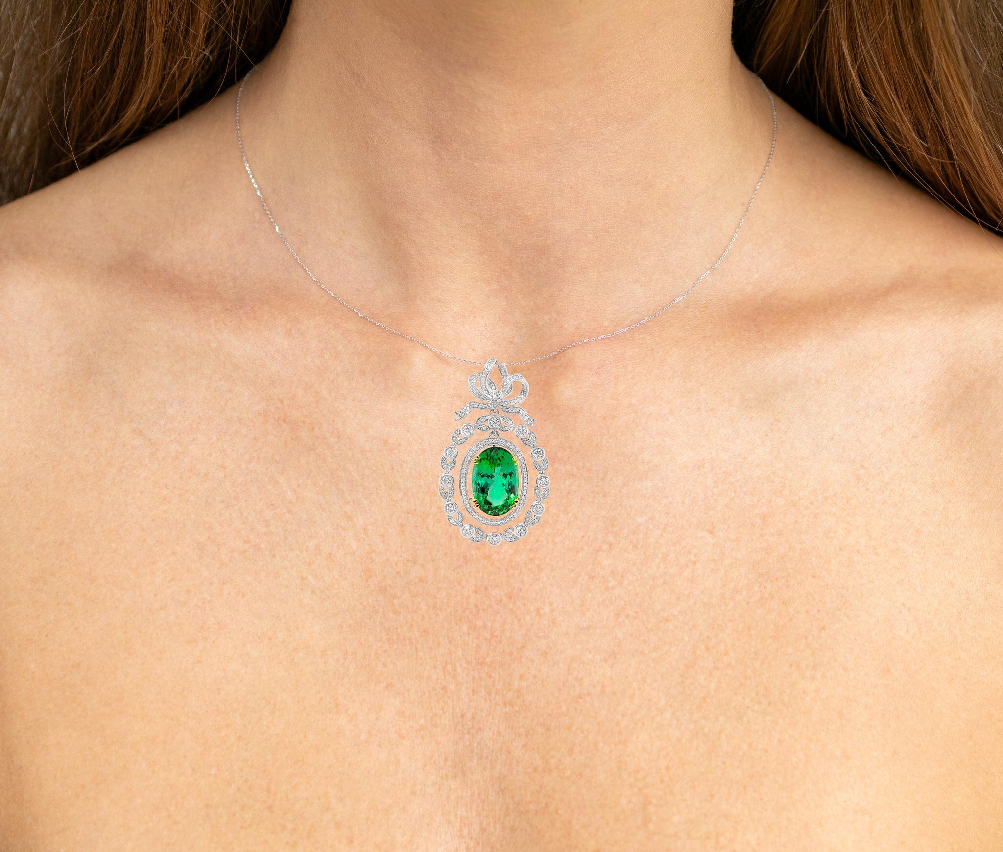 Viene fornito con il certificato GRS
Tutte le gemme sono naturali
Tormalina verde = 11.02 carati
164 diamanti = 1,32 carati
(Colore: G, Chiarezza: VS)
Metallo: Oro bianco 18 carati
Dimensioni: 46 x 28 mm
Lunghezza della collana: 16 pollici