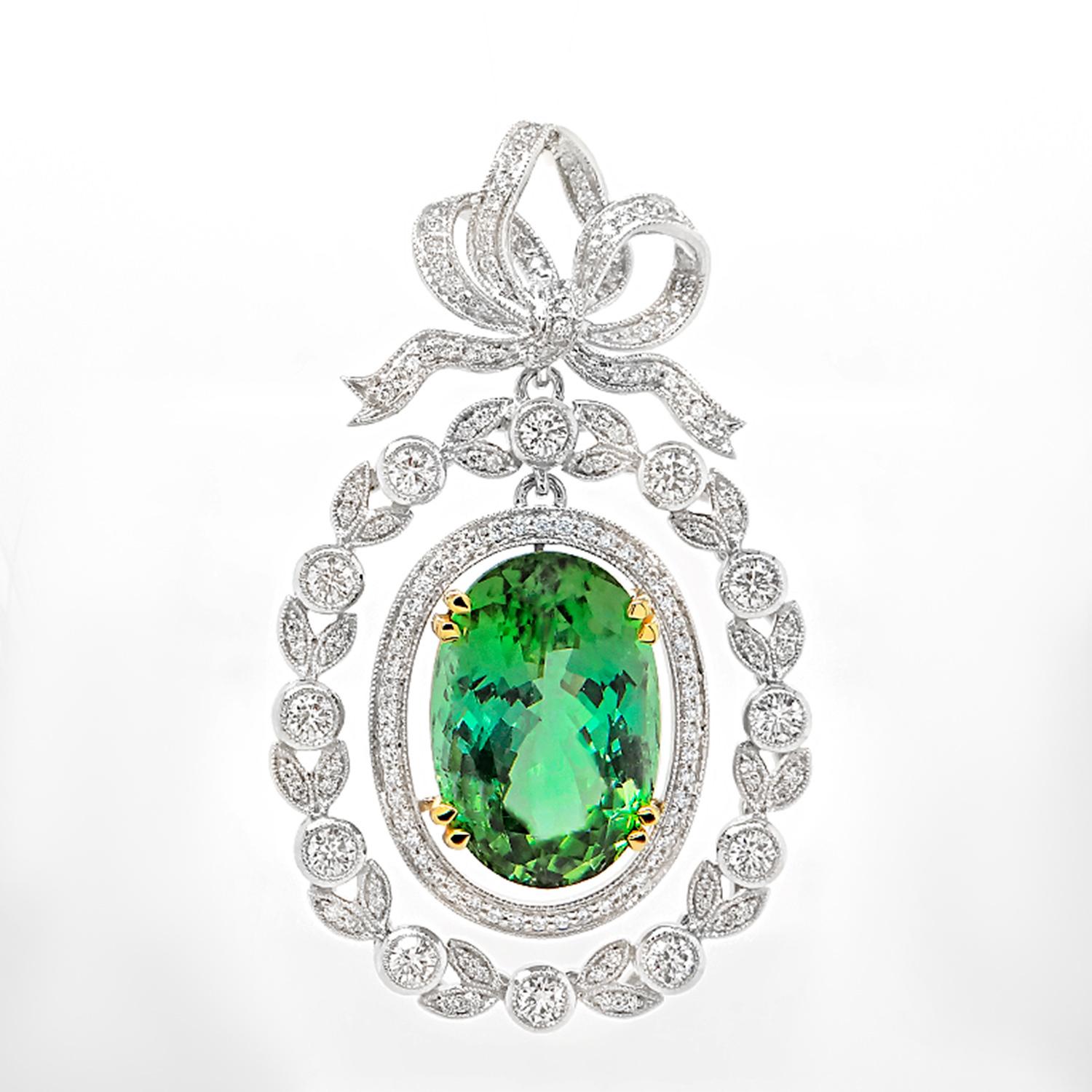 Taglio ovale Ciondolo con tormalina verde non riscaldata certificata GRS con diamanti 12 carati 18K in vendita