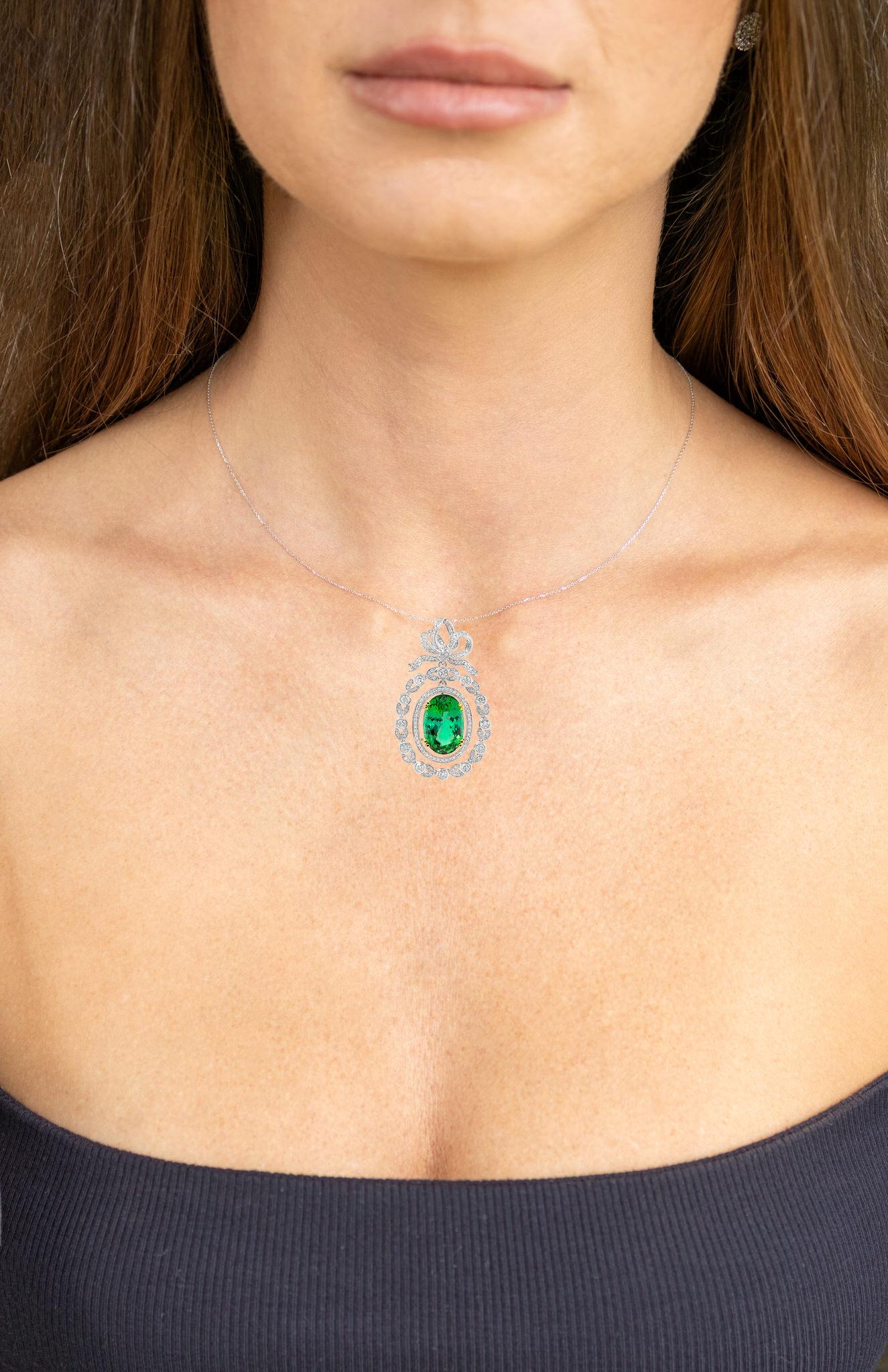 Ciondolo con tormalina verde non riscaldata certificata GRS con diamanti 12 carati 18K In condizioni ottime in vendita a Aliso Viejo, CA