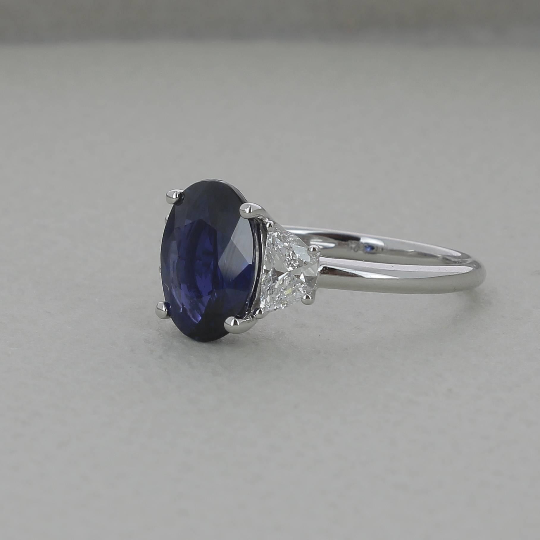 An amazing Oval Royal Blue Blue Sapphire Ring, flanked on each side by a single Half-Moon Diamonds weighing 0.26 Carats.
The total weight of the Sapphire is 3.26 Carats, the Gemstone is certified as a Vivid Blue (Type: 