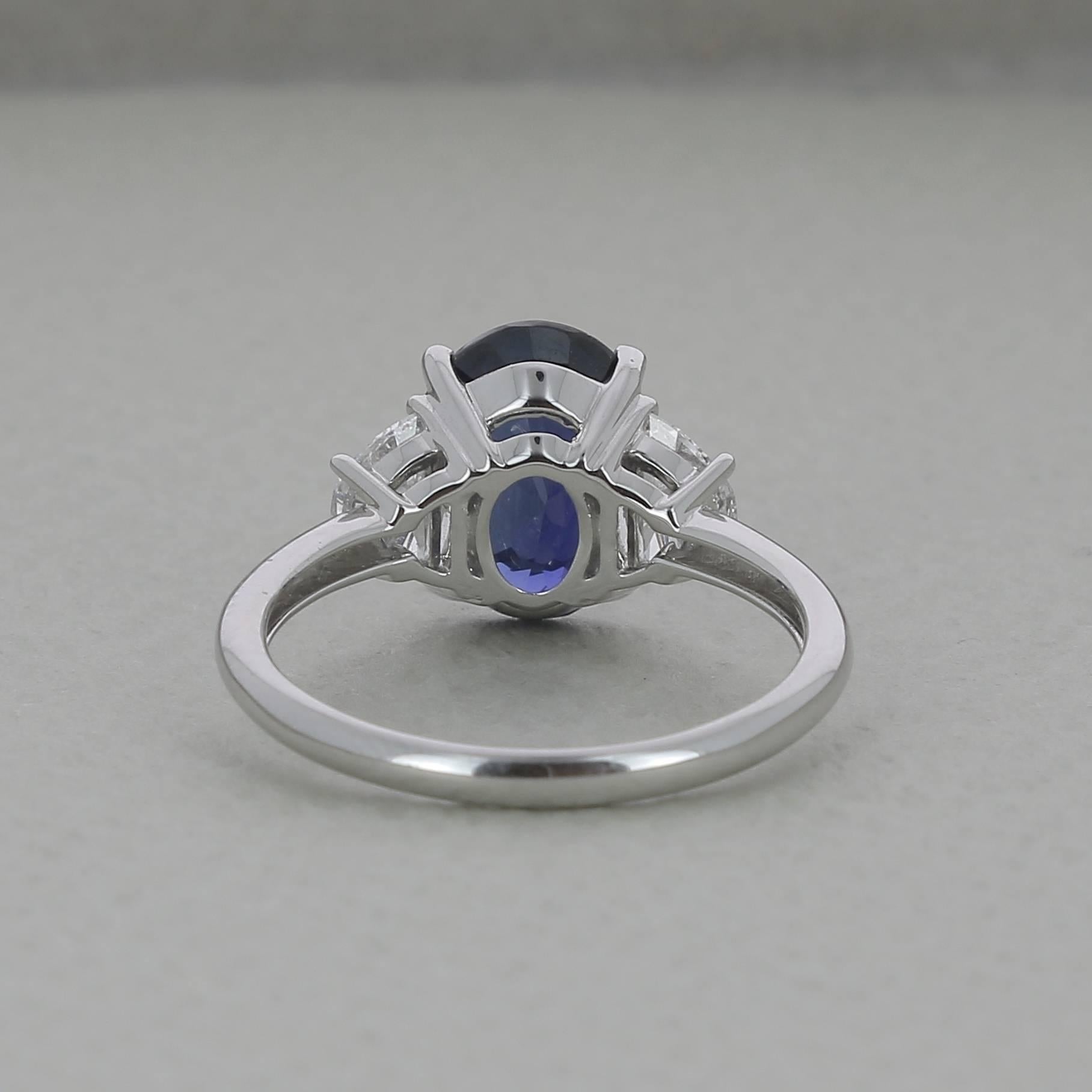 Contemporary 3.26 Carat Ceylon Royal Blue Sapphire Cocktail Ring Half-Moon Diamond 18K Gold For Sale