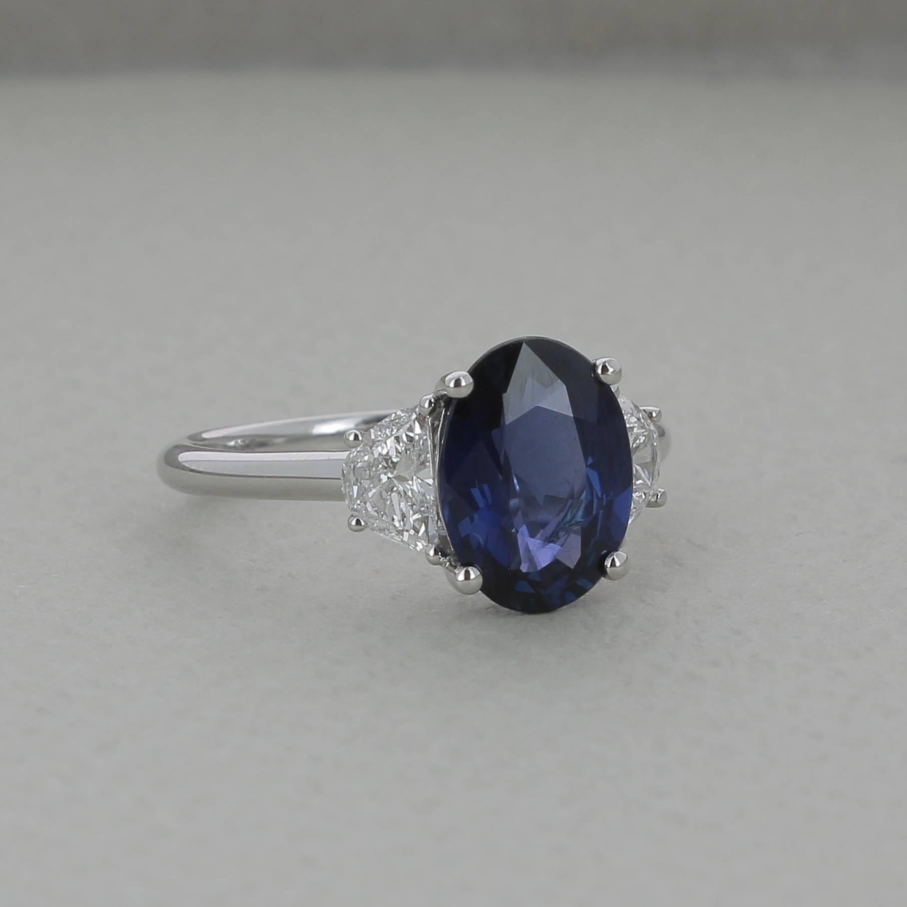 Oval Cut 3.26 Carat Ceylon Royal Blue Sapphire Cocktail Ring Half-Moon Diamond 18K Gold For Sale