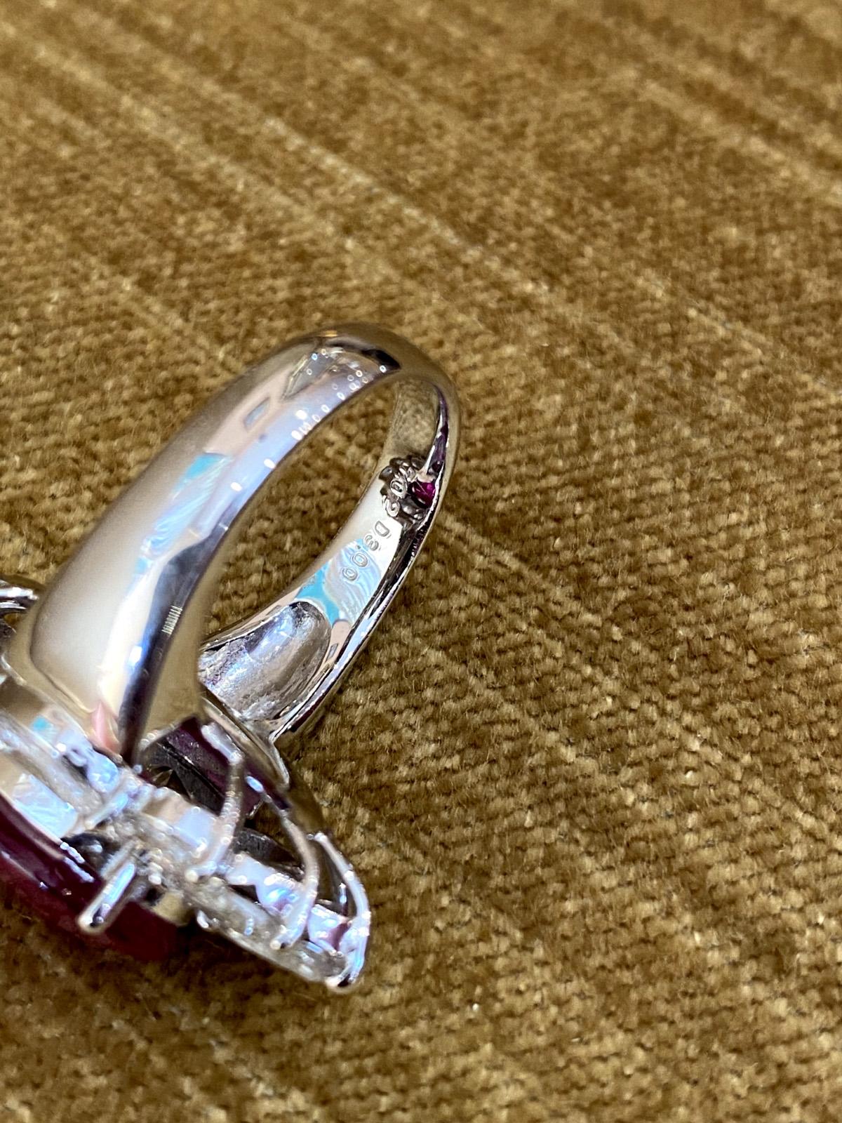Anello cocktail con rubino ovale certificato GRS da 7,02 carati e diamanti a raggiera in platino in vendita 2