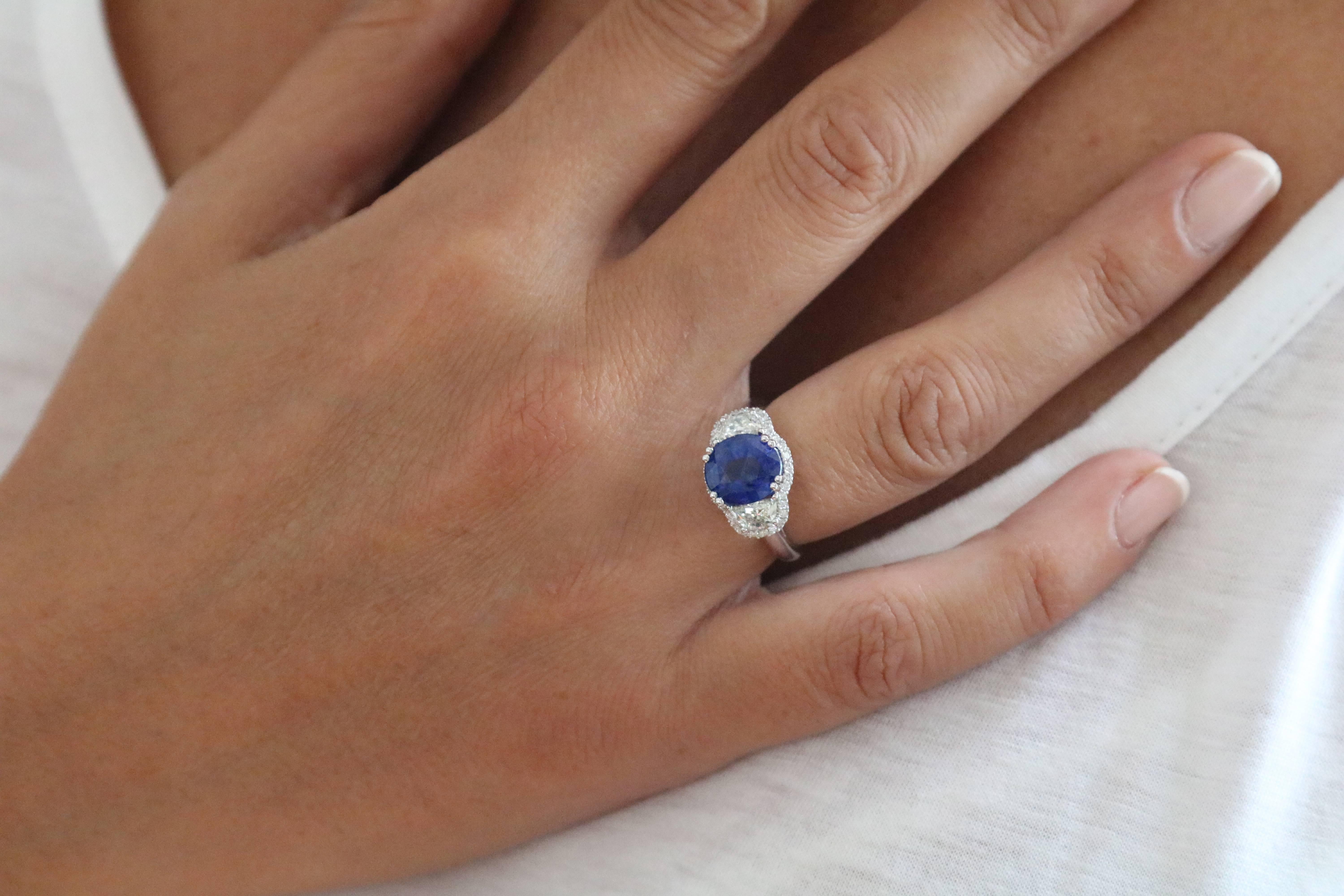 Women's or Men's 4.55 Carat Ceylon Royal Blue Sapphire Cocktail Ring Half-Moon Diamond 18K Gold For Sale