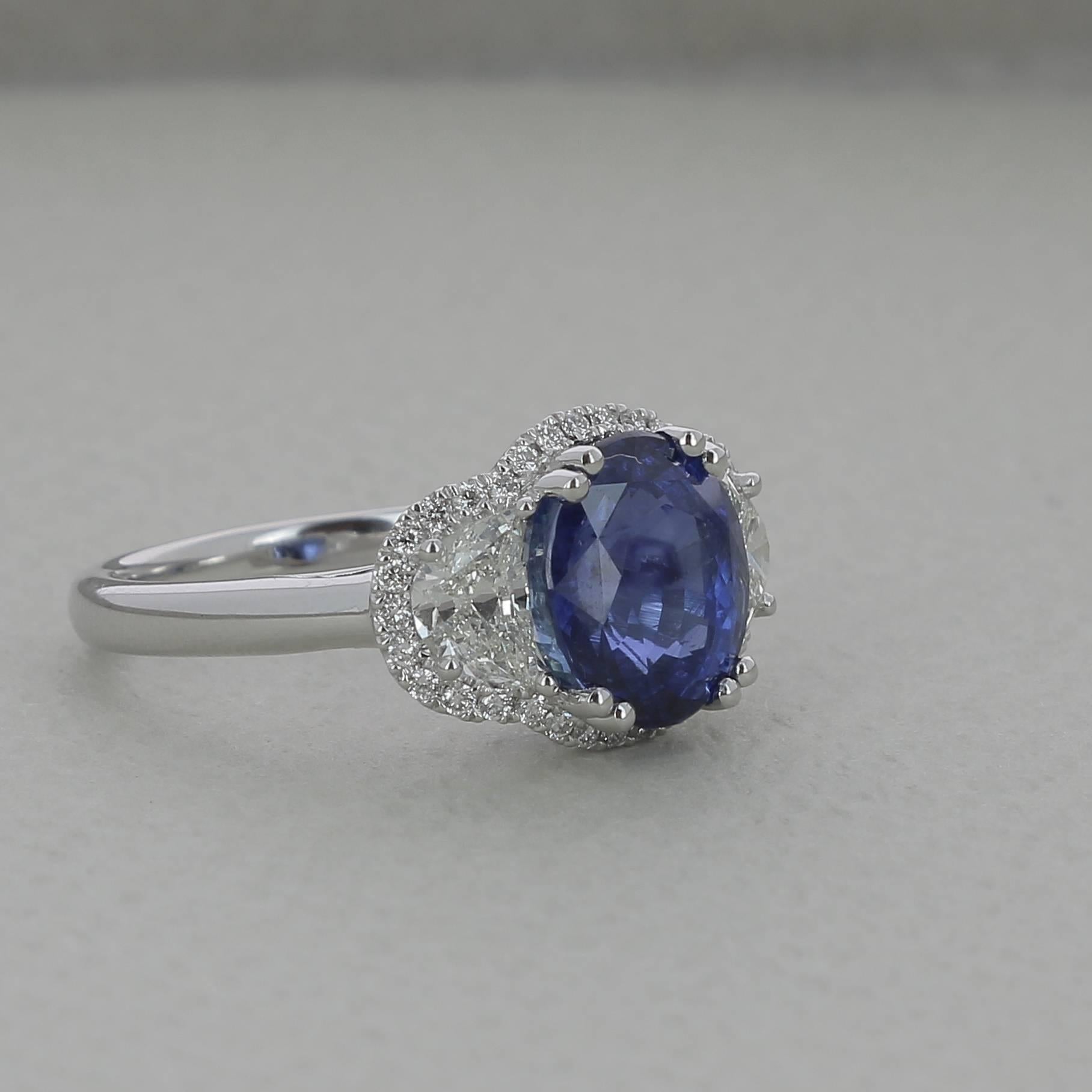 4.55 Carat Ceylon Royal Blue Sapphire Cocktail Ring Half-Moon Diamond 18K Gold In New Condition For Sale In Istanbul, TR