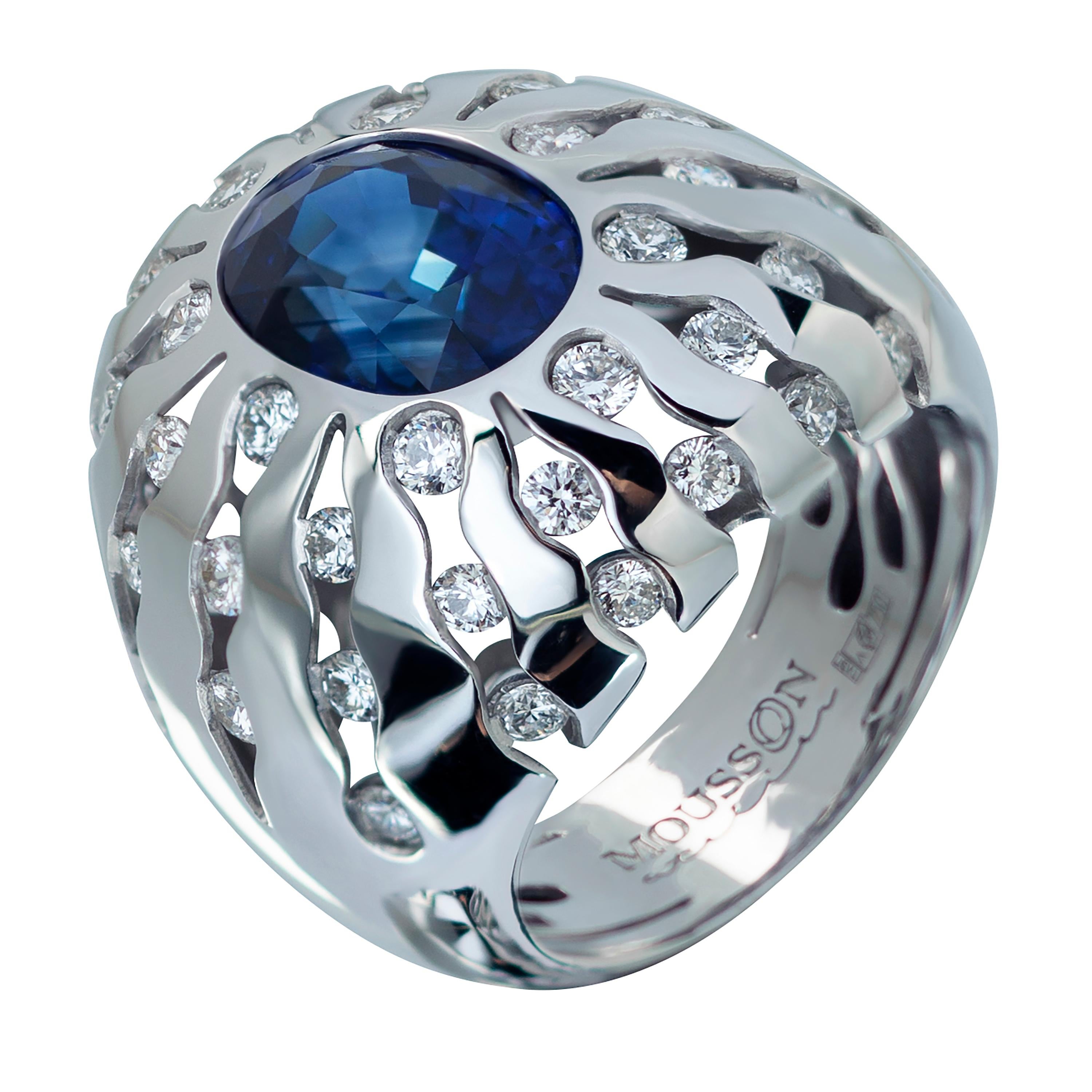 GRS-zertifiziert Königsblauer Saphir Diamanten 18 Karat Weißgold Suite
Obwohl diese königsblauen Saphire mit einem Gesamtgewicht von 6,03 Karat im Ring und 8,03 Karat in den Ohrringen für sich allein stehen, erhöhen sie in Kombination mit funkelnden