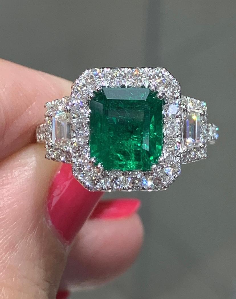 An Emerald statement cocktail ring is a great way to create an elegant, glamorous look.
The center stone is emerald-cut in shape and has gorgeous facets. For extra sparkle, it has been framed by 0.39ct tw trapezoid side and 42 round brilliant-cut