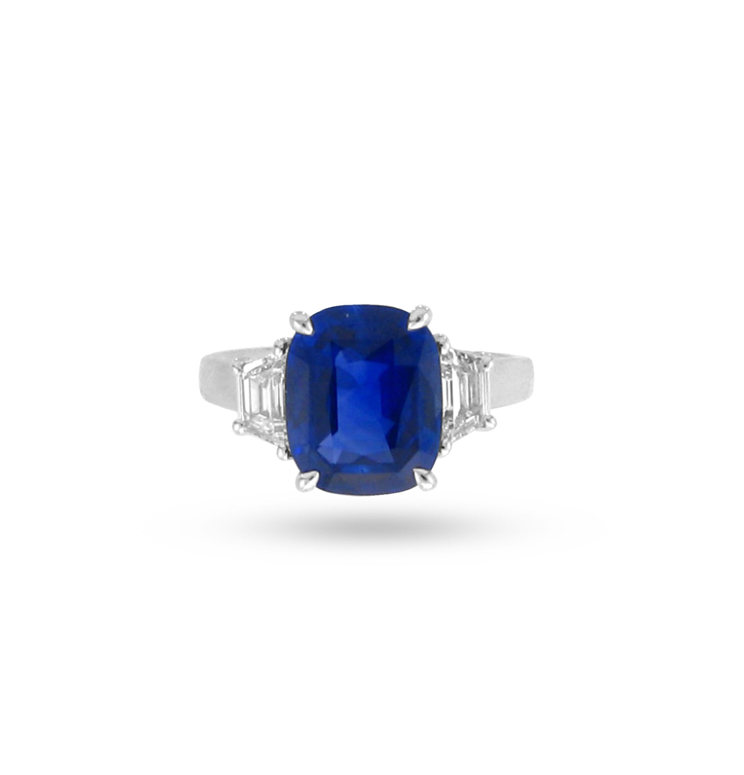 Eines der besten Stücke von Bleau NY. Ein GRS-zertifizierter Saphirring, der von zwei trapezförmigen Diamanten vervollständigt wird.

Saphir-Kissen - 5,55ct
Trapezförmige Diamanten 0,87ct
Ring Metall - Platin