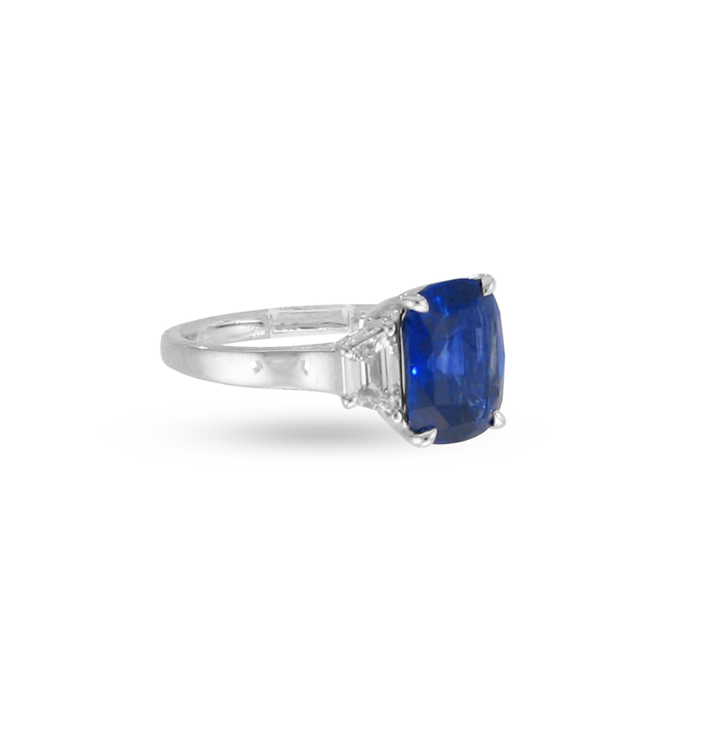Cushion Cut GRS Certified Three Stone Sapphire Ring For Sale