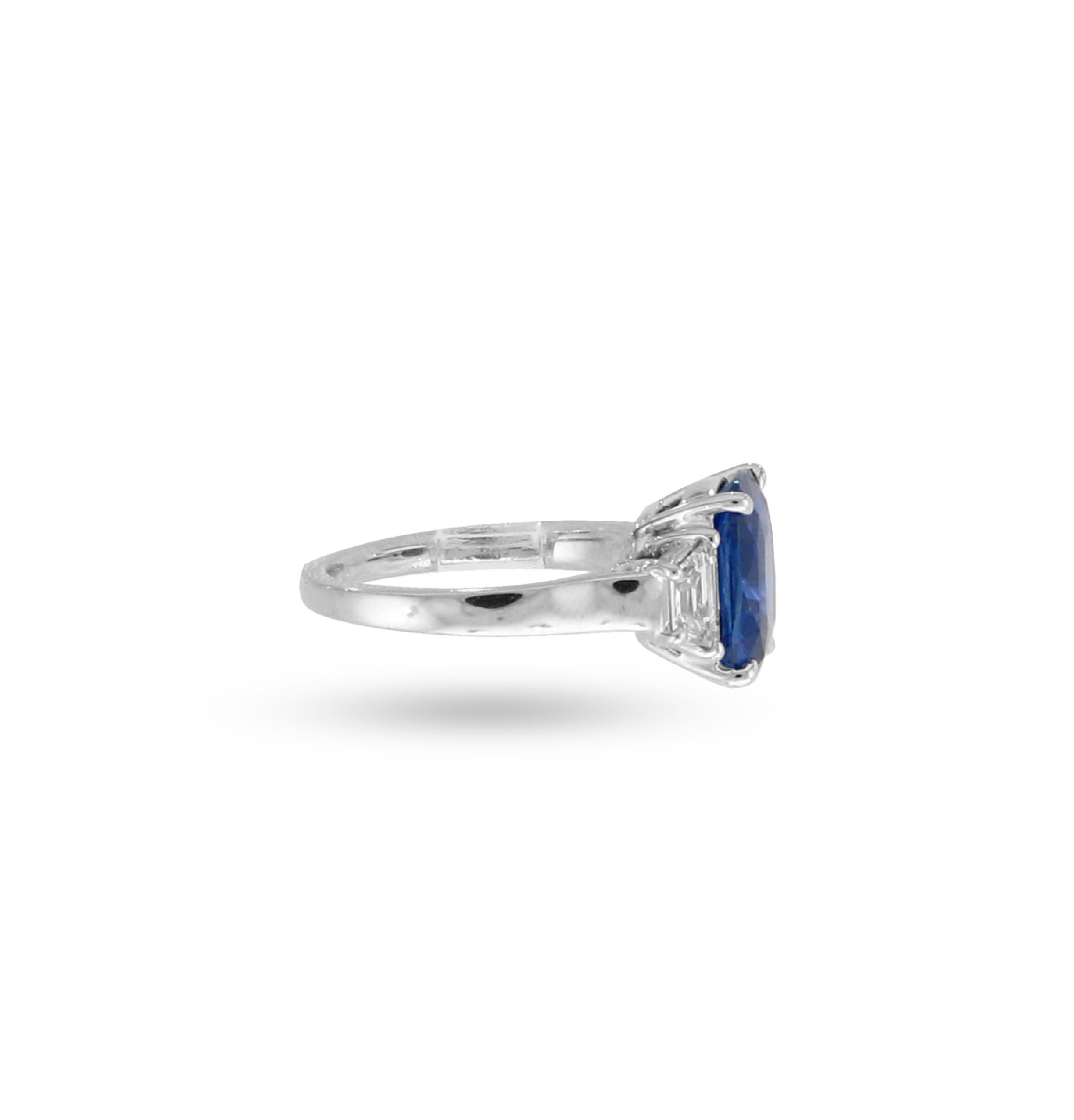 GRS Certified Three Stone Sapphire Ring In New Condition For Sale In Great Neck, NY