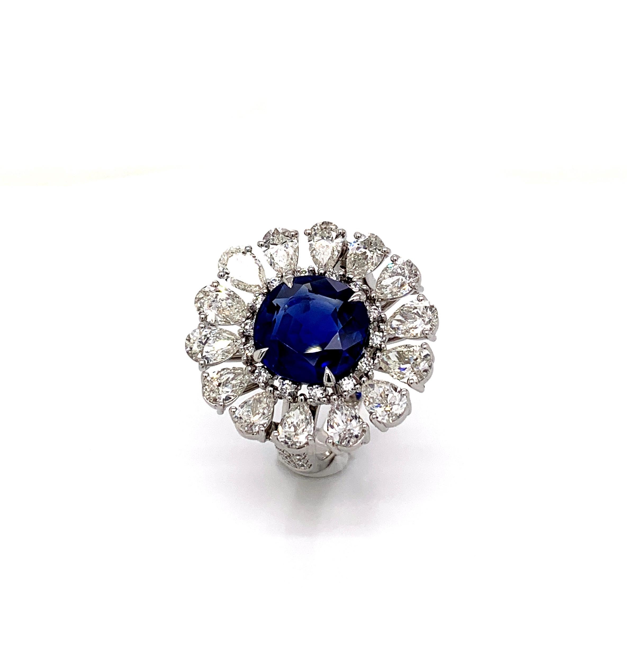 Bague saphir bleu de Birmanie rond non chauffé de 5,79 carats, entouré de 4,14 carats de diamants
Or : 8,80 grammes

Cette bague exquise est ornée d'un saphir bleu rond non chauffé de 5,79 carats provenant de Birmanie, pays réputé pour produire
