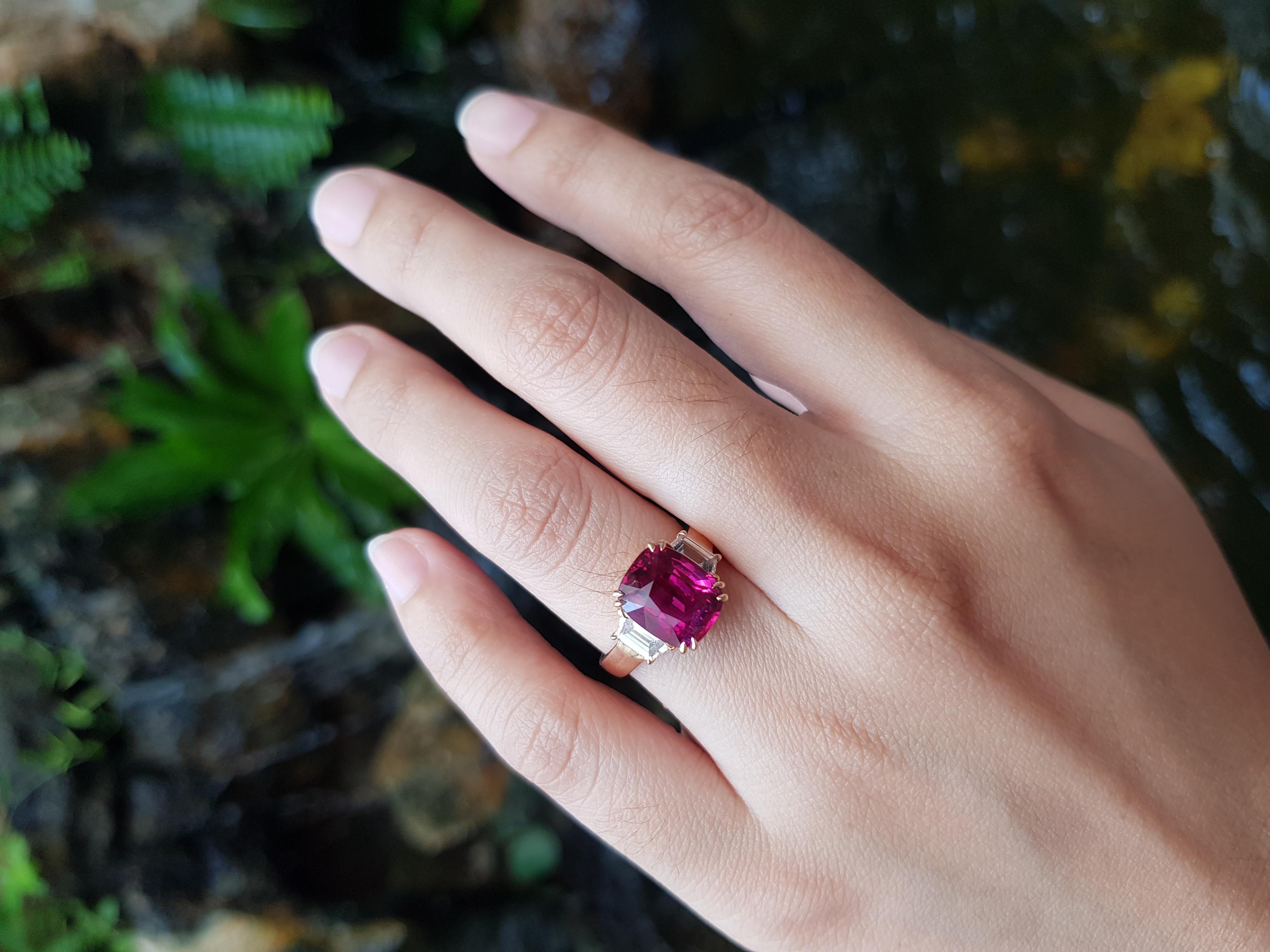Donna Anello con rubino non riscaldato e diamante certificato GRS in oro rosa/bianco 18 carati in vendita