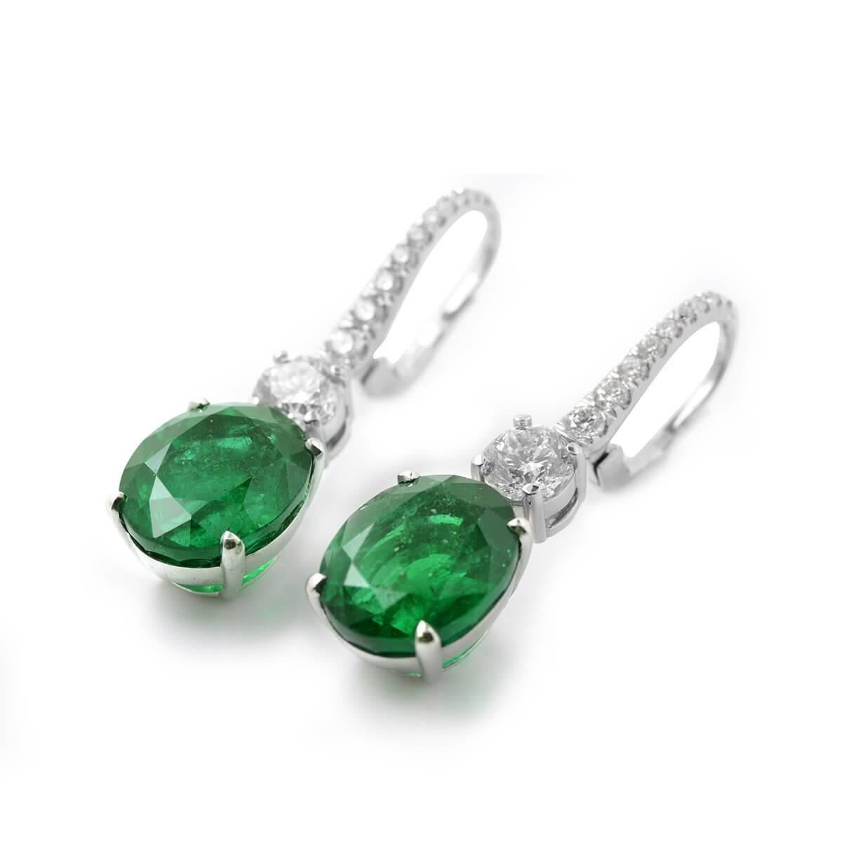 EMERALD DIAMOND EARRINGS - 15.23


Set in 18K White gold


Total emerald weight: 13.45 ct
[ 2 stones ]
Color: Vivid green
Origin: Zambia

Total white diamond weight:1.78 ct
[ 122 diamonds ]
Color: E
Clarity: VS
Total earrings weight: 9.98