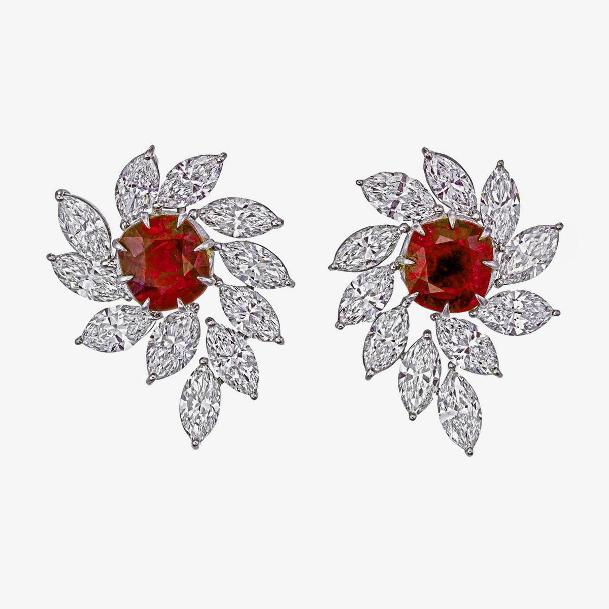 Taglio rotondo Orecchini con diamanti e sangue di piccione di Birmania certificati GRS da 4,06 carati in WG 18K in vendita