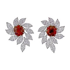 Orecchini con diamanti e sangue di piccione di Birmania certificati GRS da 4,06 carati in WG 18K