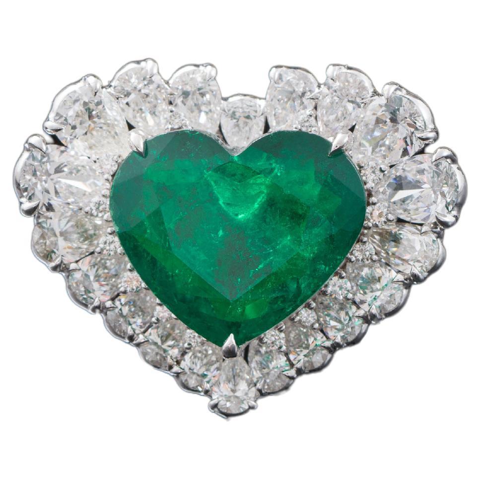 Origine de la Colombie Coeur d'émeraude, forme rare sur le marché pesant 7.06ct qui est brillant taille en escalier, Vert vif avec type Muzo, qualité mineure,Poids total des diamants :3.54ct
La GRS certifiée Muzo Green 
Taille : 12,9x14,86 mm