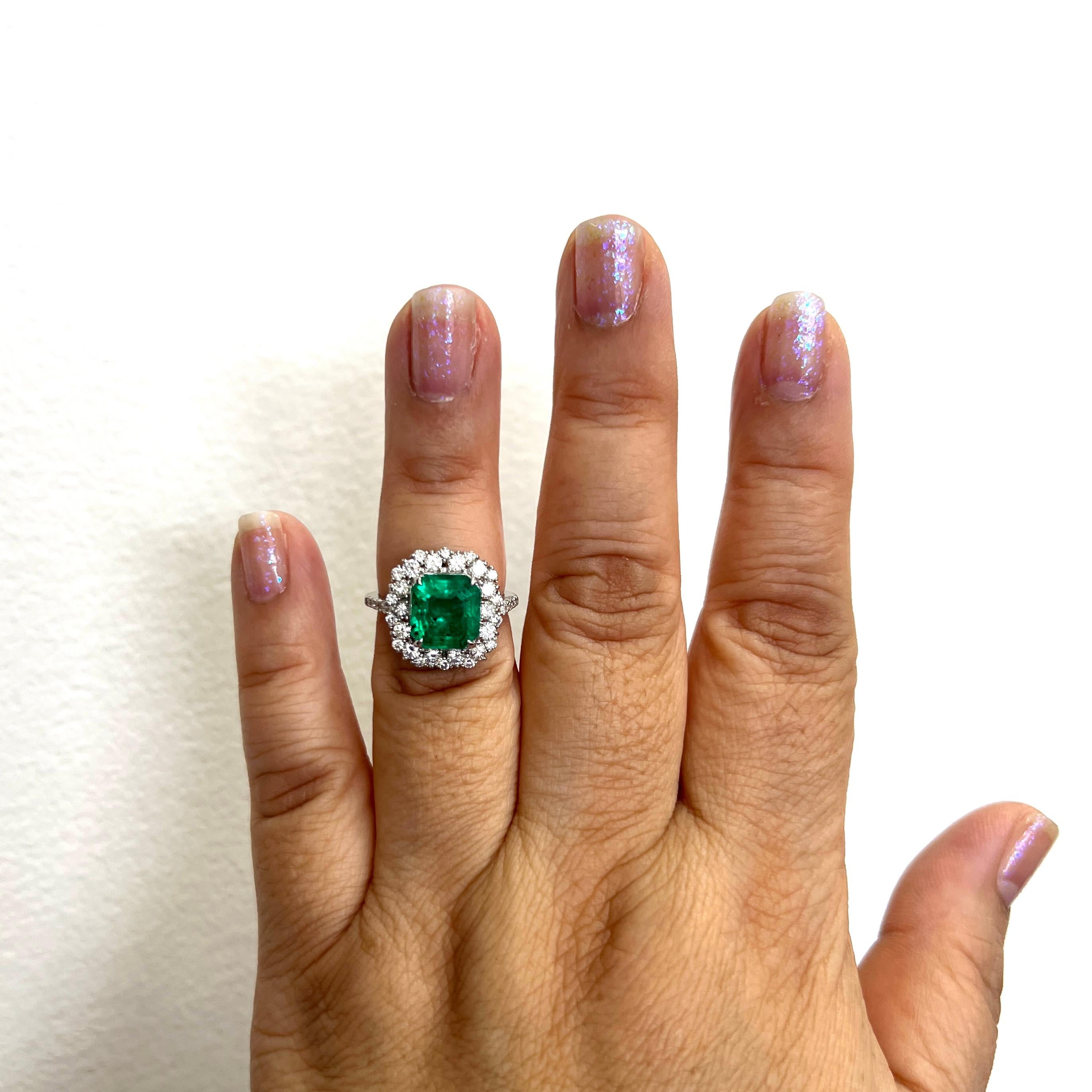 Wunderschöne 3.87 ct. GRS kolumbianischer Smaragd achteckig mit weißen Diamanten von guter Qualität.  Handgefertigt in Platin.  Ringgröße 6,25.  Wird mit GRS-Zertifikat geliefert.  
