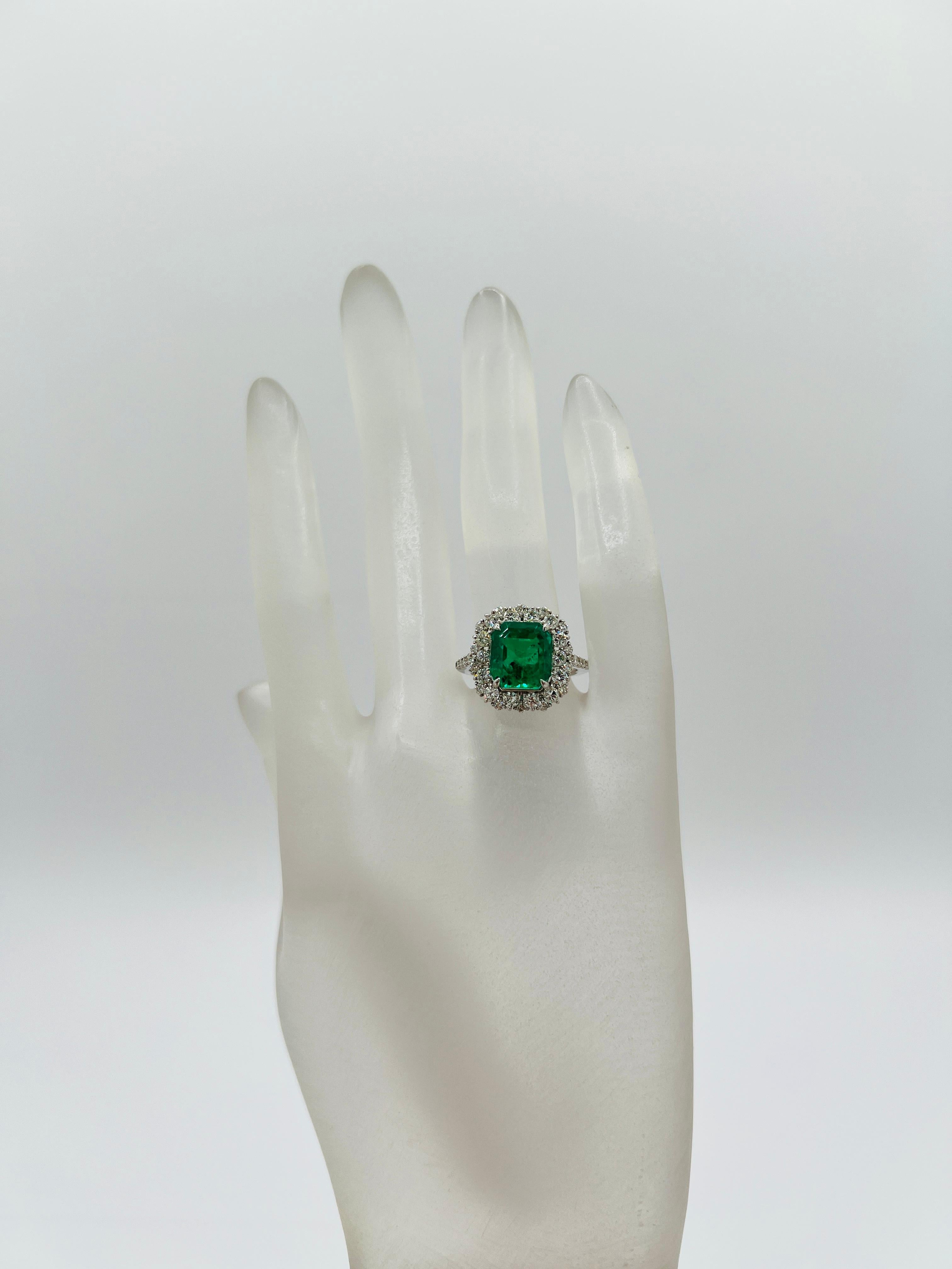 GRS Columbian Emerald Achteckiger Ring mit weißem Diamant aus Platin (Smaragdschliff) im Angebot