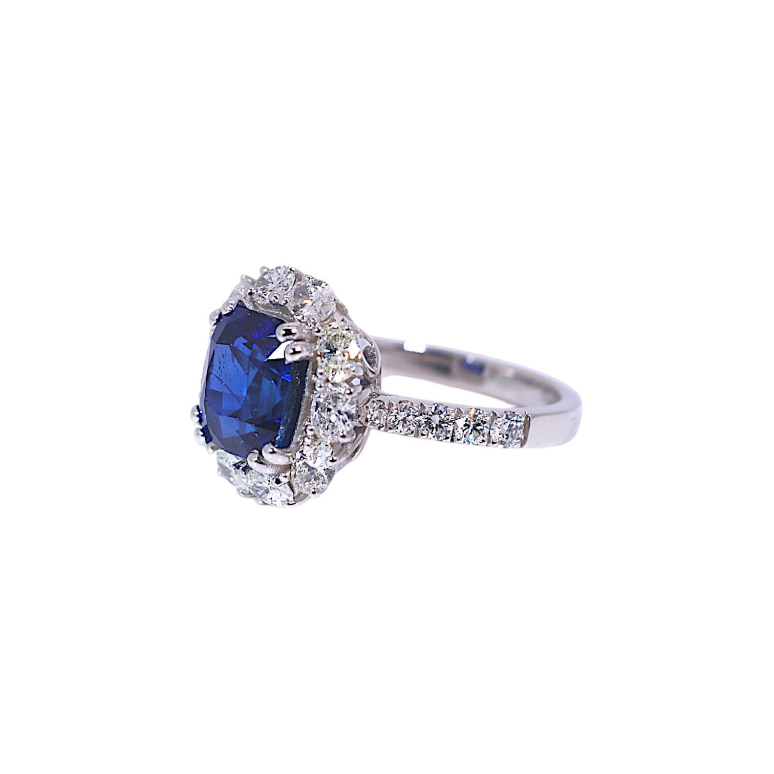 Exquise bague 'Royal Blue' de 4,92ct de saphir non chauffé avec des diamants en halo, mettant en vedette un rare saphir bleu naturel de Madagascar avec une certification GRS et GIA. Cette bague met en valeur un saphir bleu royal éclatant dans une