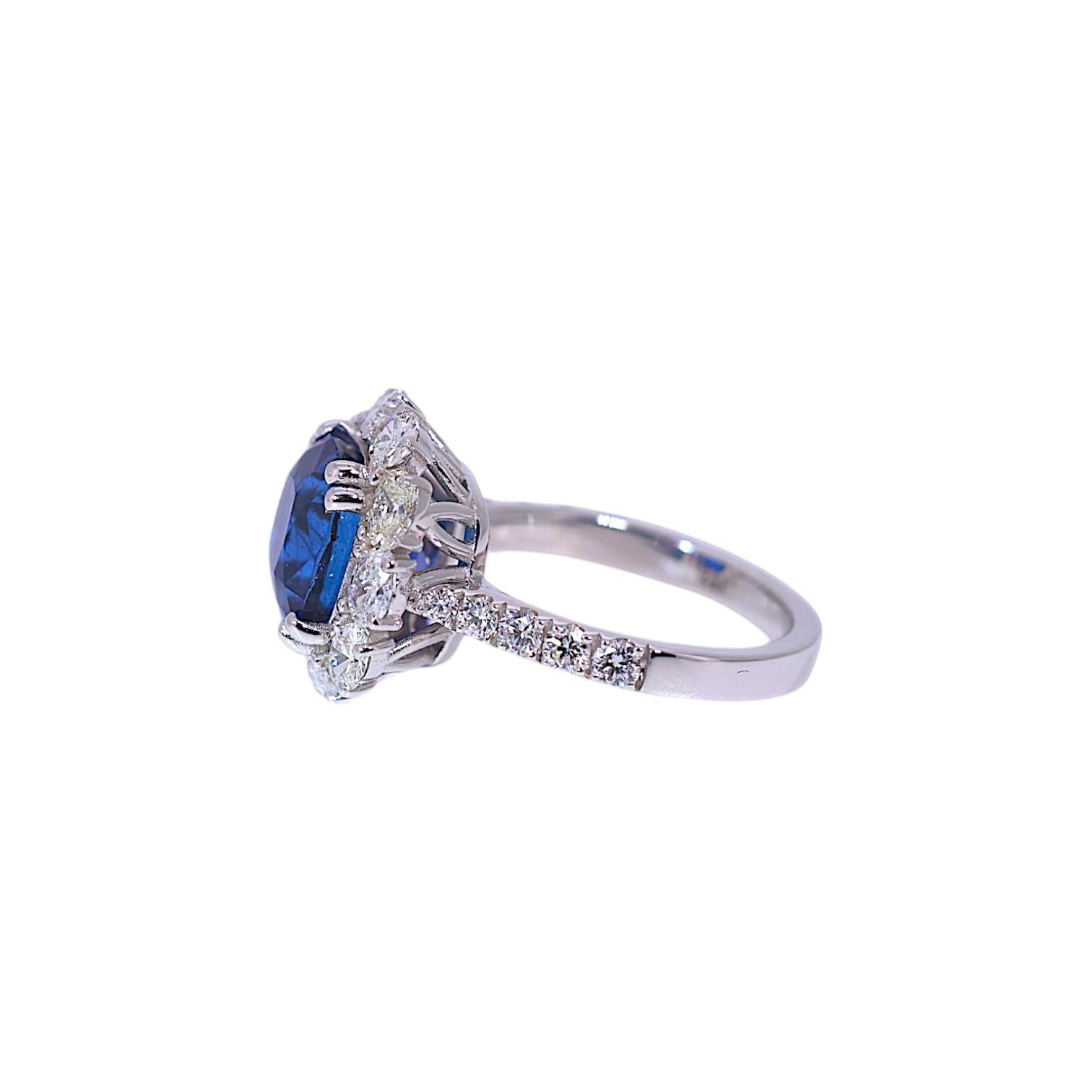Moderne GRS & GIA Cert. NO HEAT Bague saphir bleu royal 4,92ct avec diamants en vente