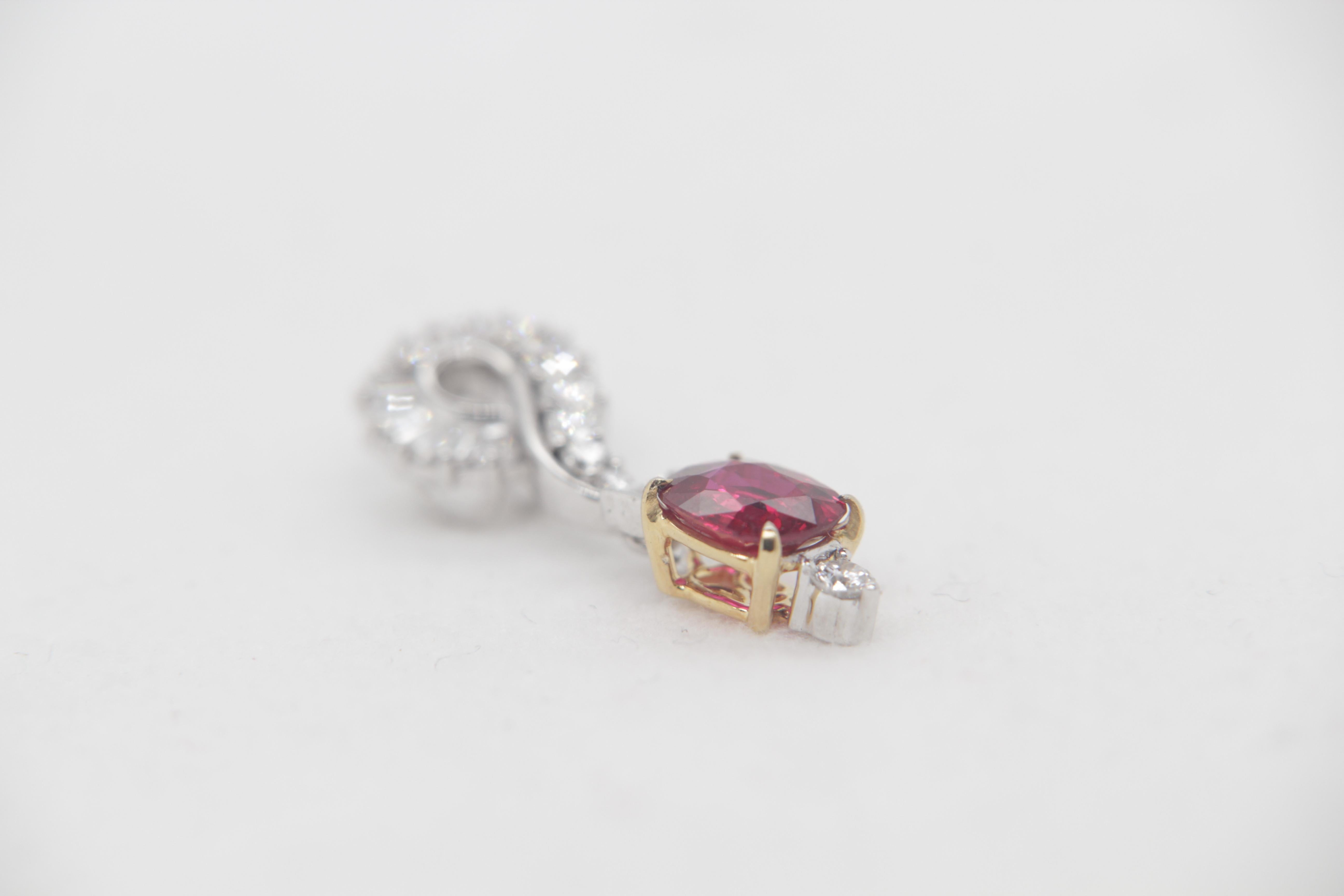 Taille coussin Pendentif en or 18 carats avec diamants et rubis birman couleur sang de pigeon de 0,76 carat, sans chaleur GRS en vente