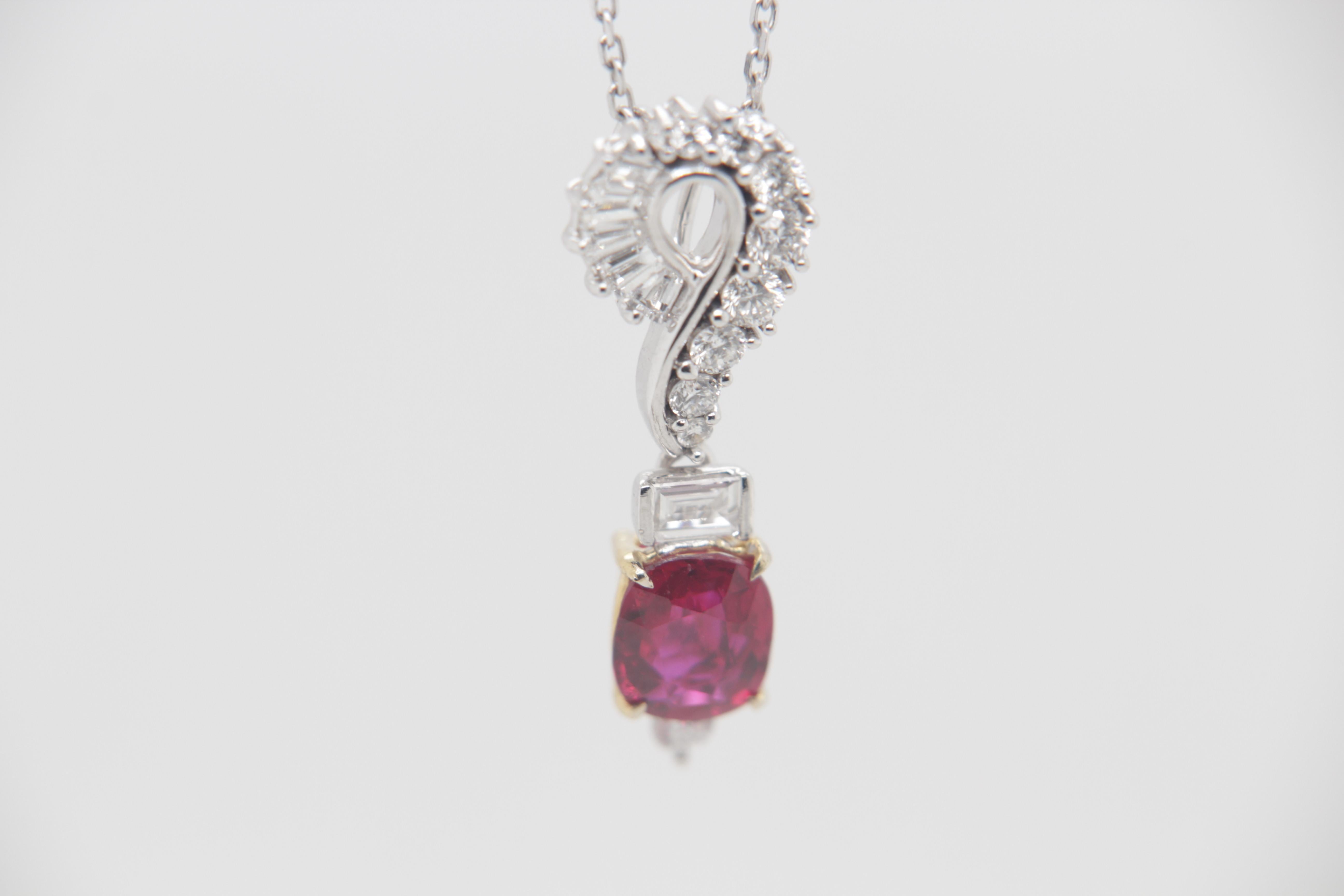 Pendentif en or 18 carats avec diamants et rubis birman couleur sang de pigeon de 0,76 carat, sans chaleur GRS en vente 1