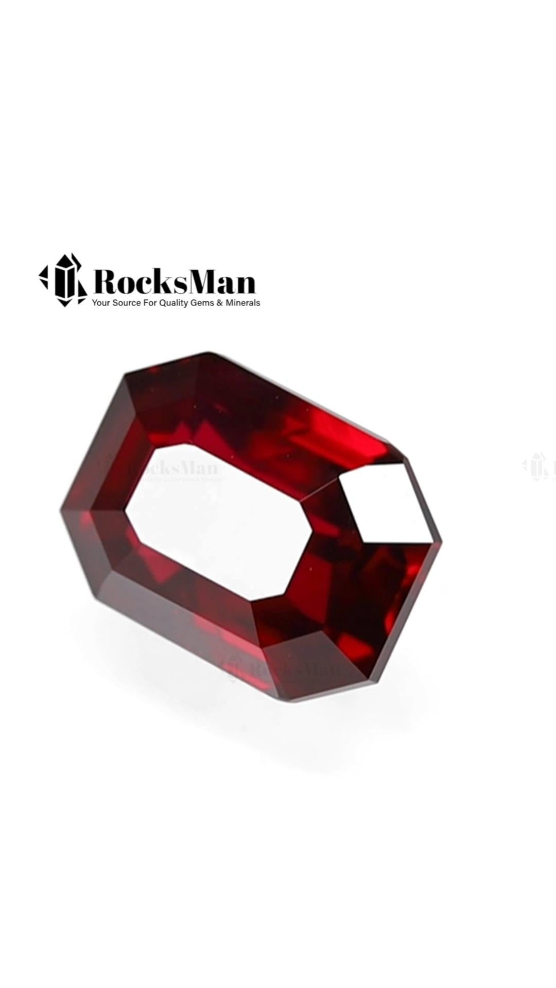 Si tratta di un rubino naturale del Mozambico da 7,02 carati, premiato con il GRS Prestigious Platinum Award, riconosciuto con la massima onorificenza per la sua eccezionale qualità e il suo vivido colore rosso sangue di piccione. Tagliato con