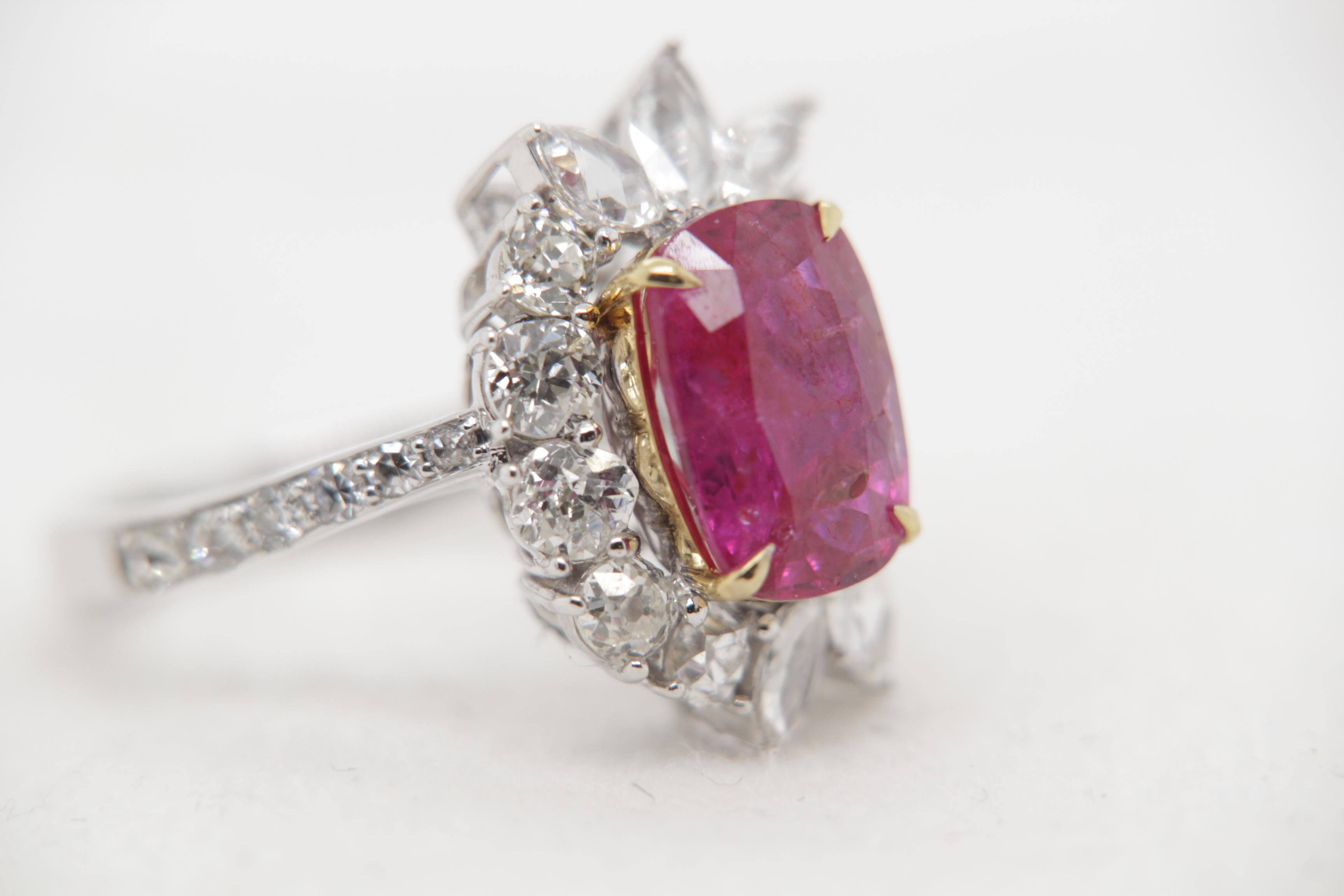 Taglio cuscino Anello GRS con rubino rosso da 3,61 carati senza calore e diamanti in oro 18 carati in vendita