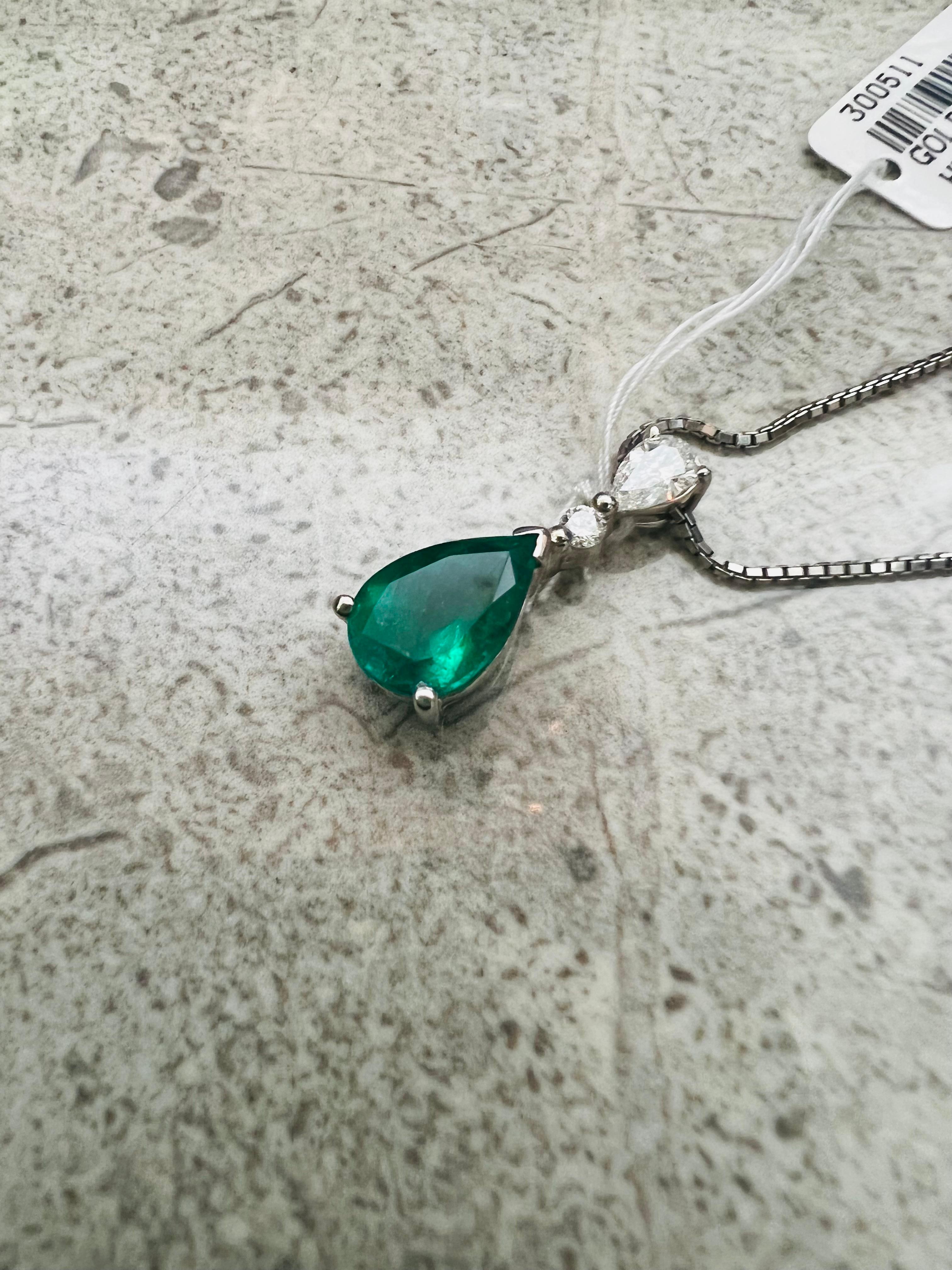 An exquisite natural rare intense vivid green Columbian 2.29 Carats Emerald and Diamond pendant in platinum

Introducing the Rare GRS Swisslab Columbia Intense Vivid Green Emerald Pendant Necklace, a truly extraordinary piece that showcases the
