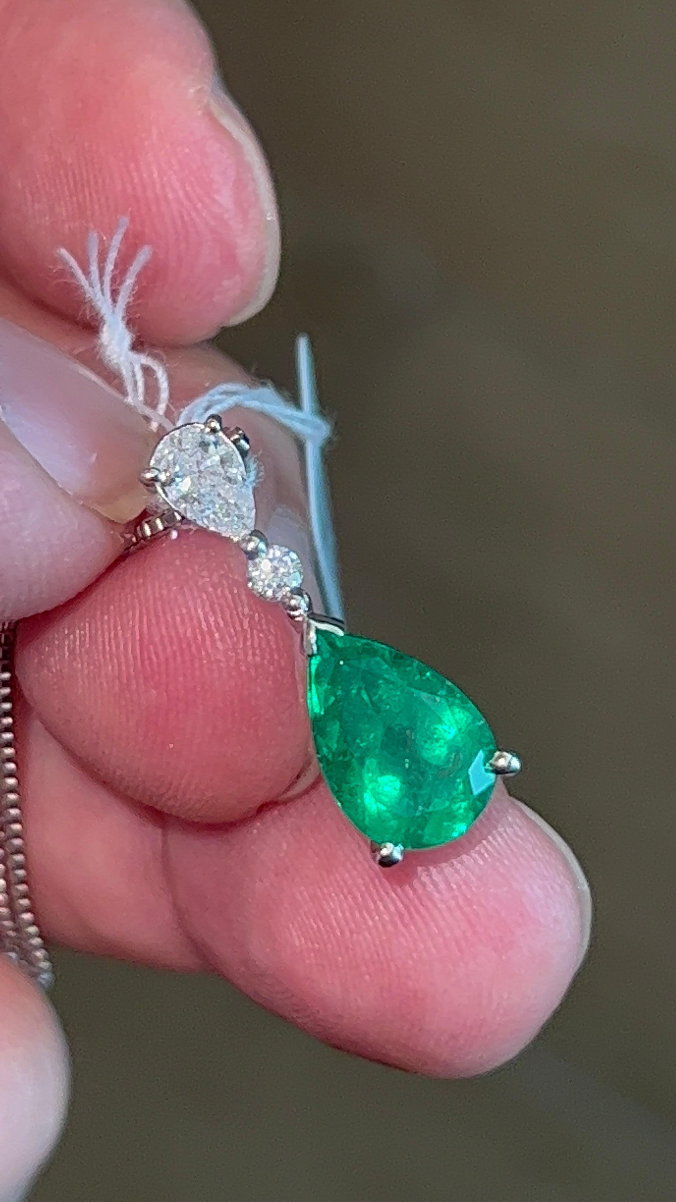 Rare GRS Swisslab Columbia Intense Vivid Green 2.29 Crt Emerald Pendant Necklace In New Condition For Sale In kowloon, Kowloon